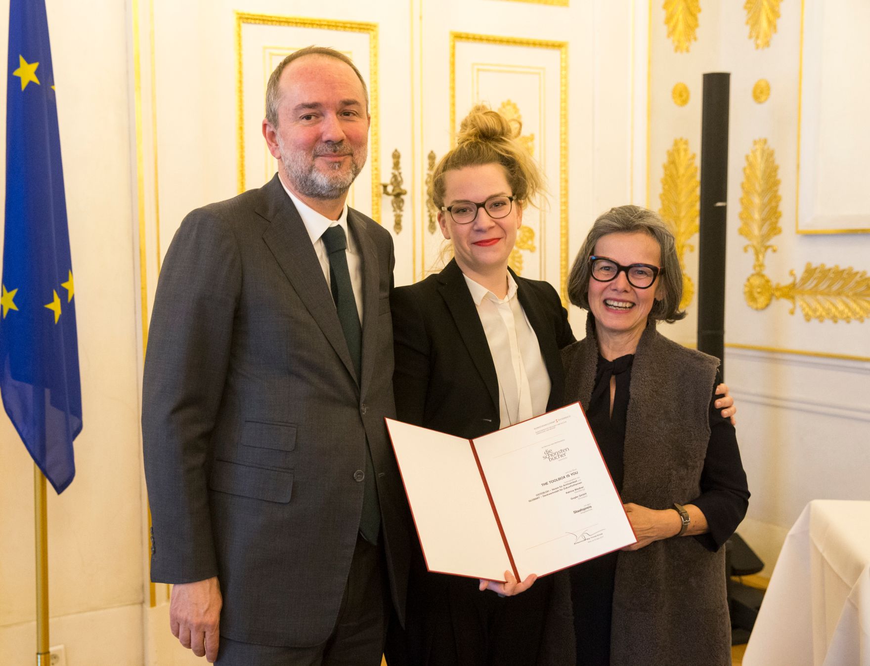 Am 9. M&auml;rz 2017 fand die Staatspreisverleihung f&uuml;r die "Sch&ouml;nsten B&uuml;cher &Ouml;sterreichs" statt. Im Bild (v.l.n.r.) Kunst- und Kulturminister Thomas Drozda mit den Preistr&auml;gerinnen Katrina Wiedner und Heidemarie Dobner.