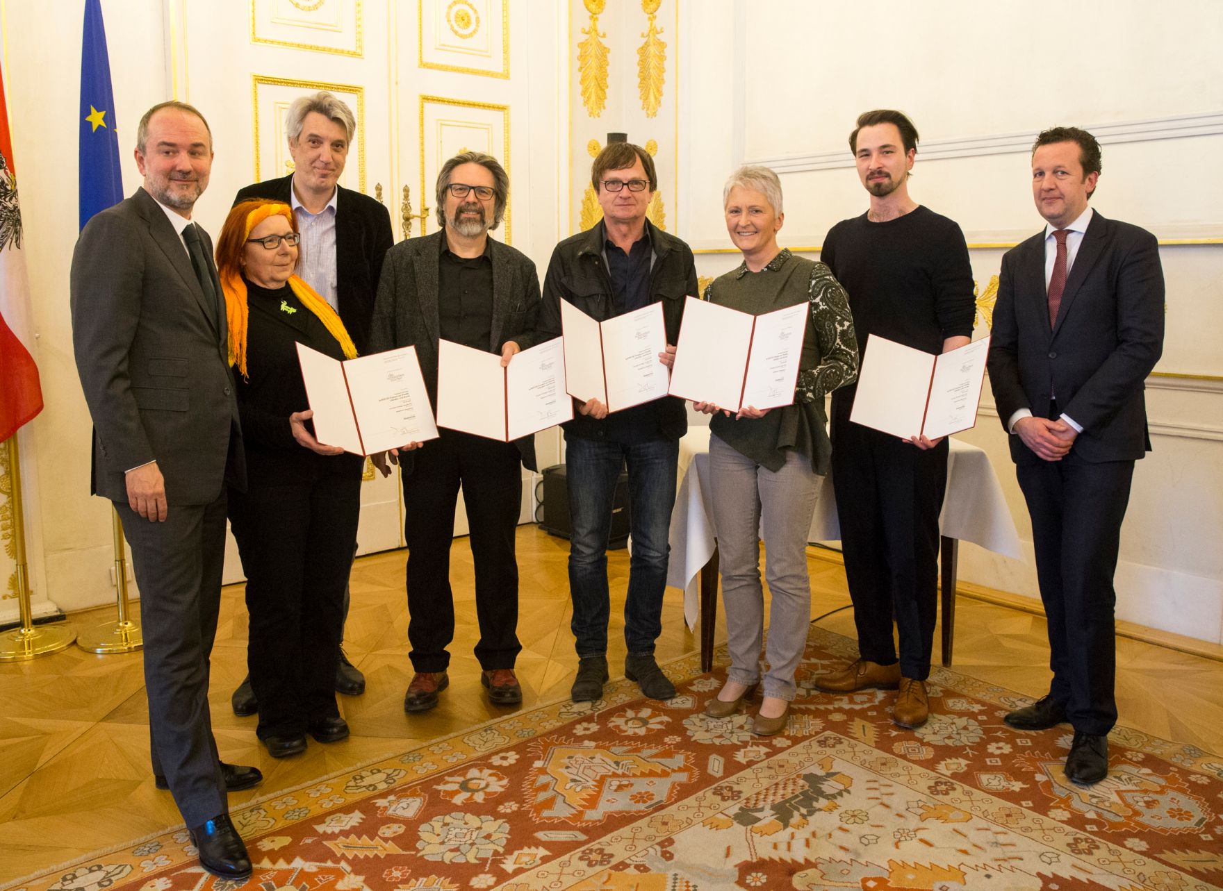 Am 9. M&auml;rz 2017 fand die Staatspreisverleihung f&uuml;r die "Sch&ouml;nsten B&uuml;cher &Ouml;sterreichs" statt. Im Bild Kunst- und Kulturminister Thomas Drozda und Benedikt F&ouml;ger mit den Preistr&auml;gern Christian Schlager, Ferdinand Schmatz, Angela F&ouml;ssl, Otto Sares und Olli Arnold.