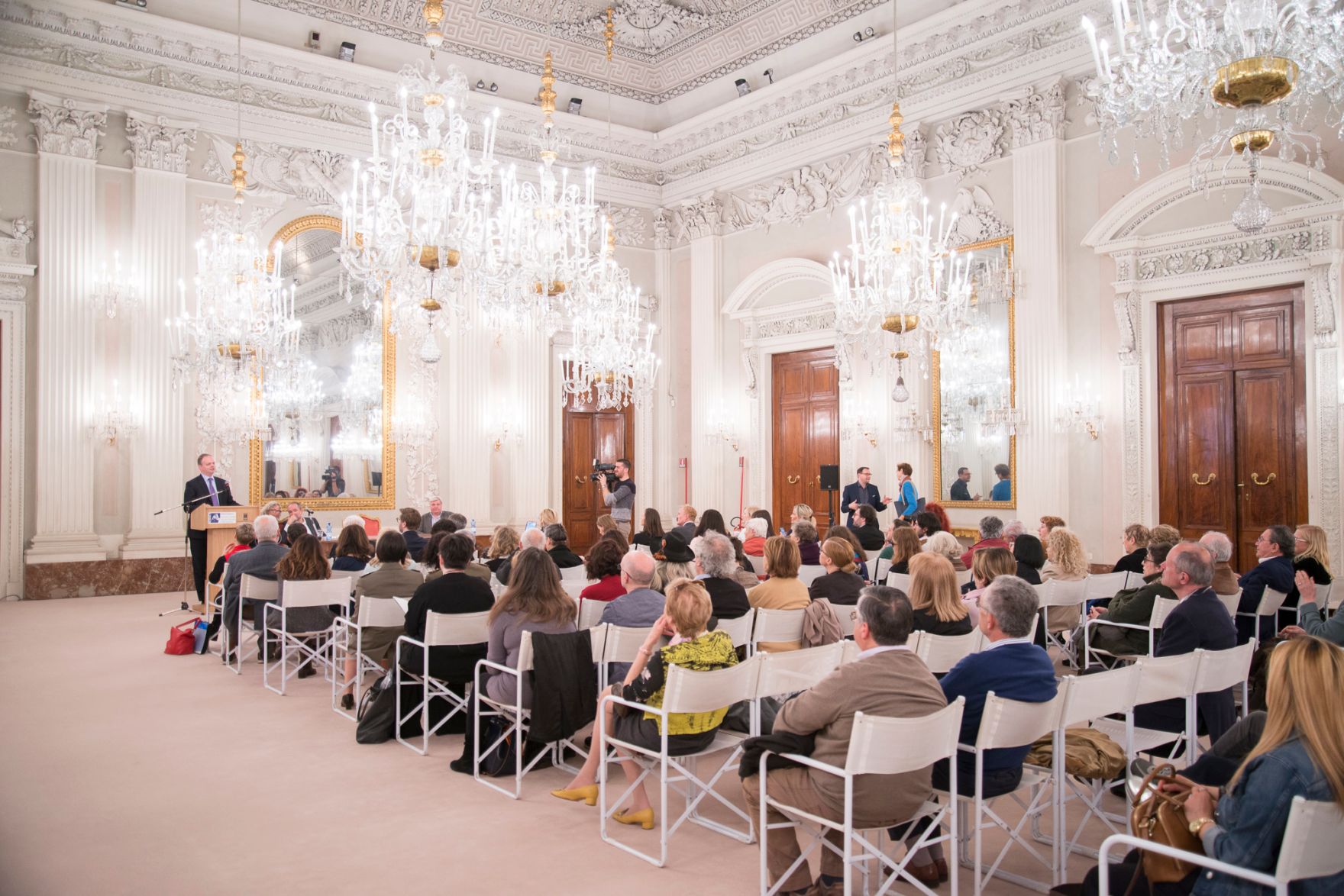 Am 24. M&auml;rz 2017 besuchte Kunst- und Kulturminister Thomas Drozda die Ausstellung "Woman Power" von Maria Lassnig im Palazzo Pitti in Florenz.