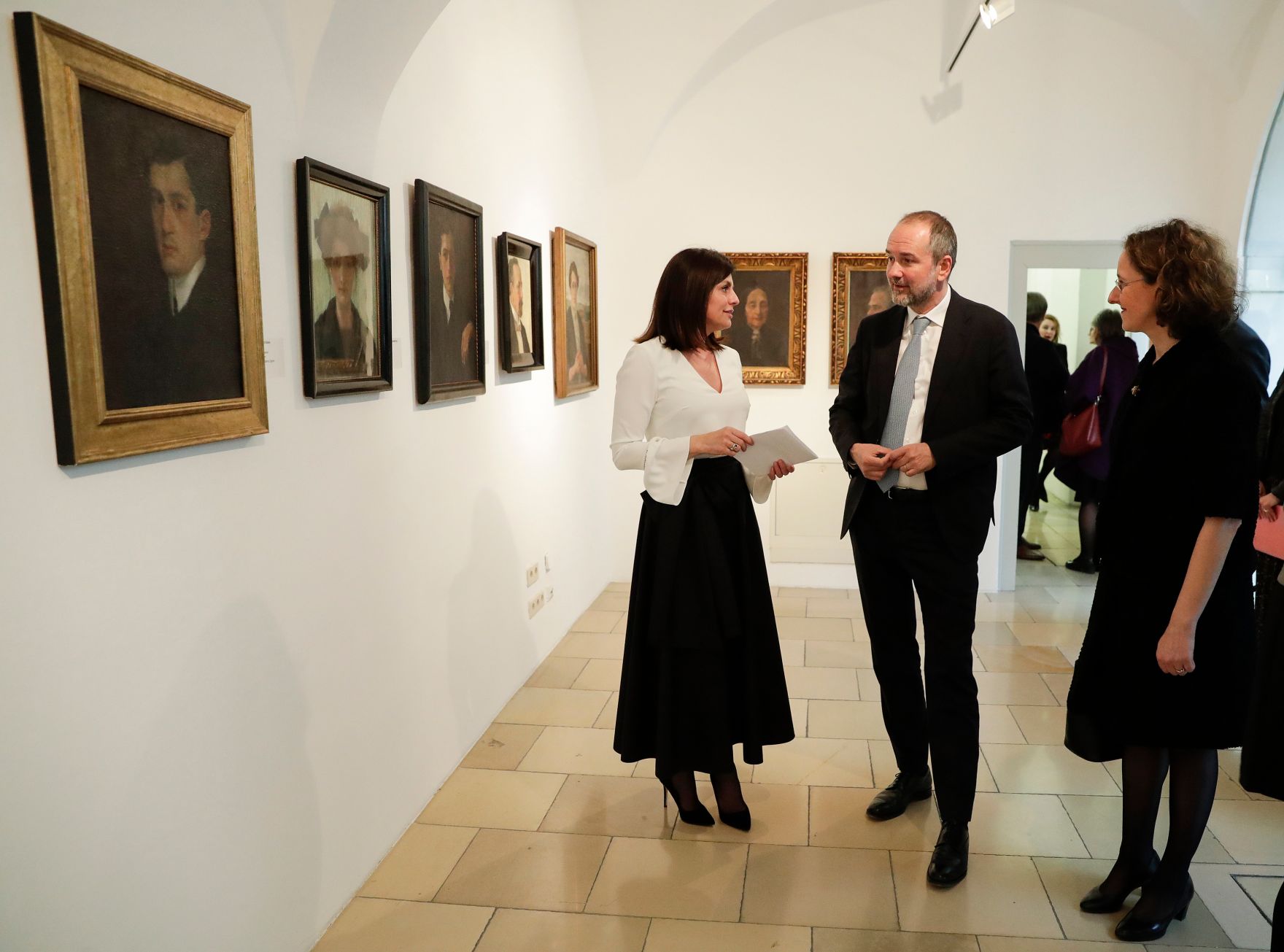 Am 30. M&auml;rz 2017 er&ouml;ffnete Kunst- und Kulturminister Thomas Drozda (m.) gemeinsam mit der kroatischen Kulturministerin Nina Obuljen Koržinek (r.) die Ausstellung &bdquo;Hommage &agrave; Nasta Rojc&ldquo; im Palais Porcia.