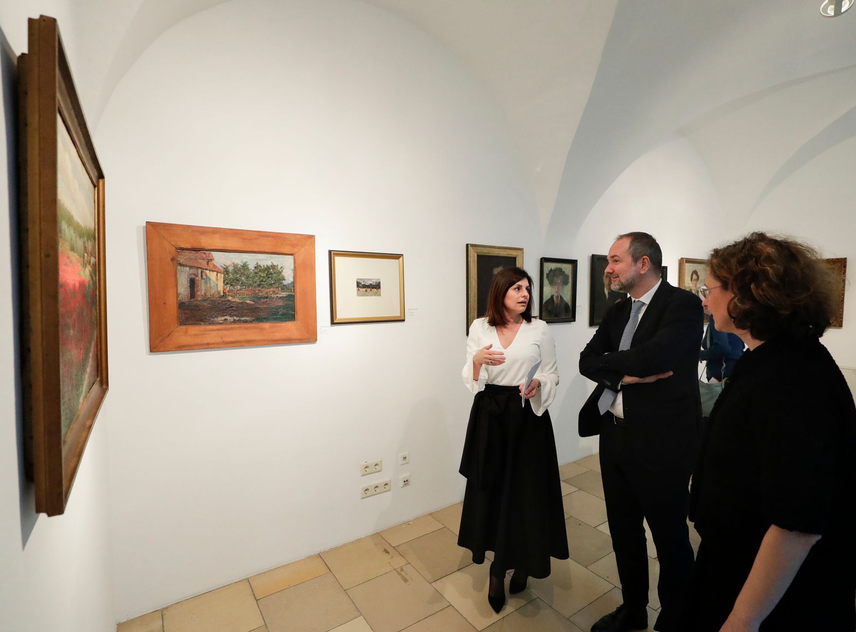 Am 30. M&auml;rz 2017 er&ouml;ffnete Kunst- und Kulturminister Thomas Drozda (m.) gemeinsam mit der kroatischen Kulturministerin Nina Obuljen Koržinek (r.) die Ausstellung &bdquo;Hommage &agrave; Nasta Rojc&ldquo; im Palais Porcia.