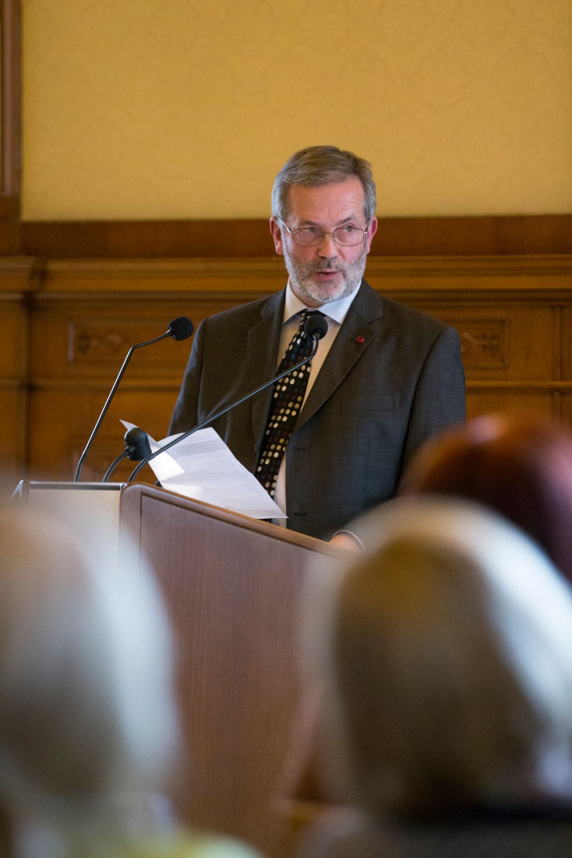 Am 4. Mai 2017 &uuml;berreichte Kunst- und Kulturminister Thomas Drozda die Urkunde, mit der Robert Kalina (im Bild) der Berufstitel Professor verliehen wurde.