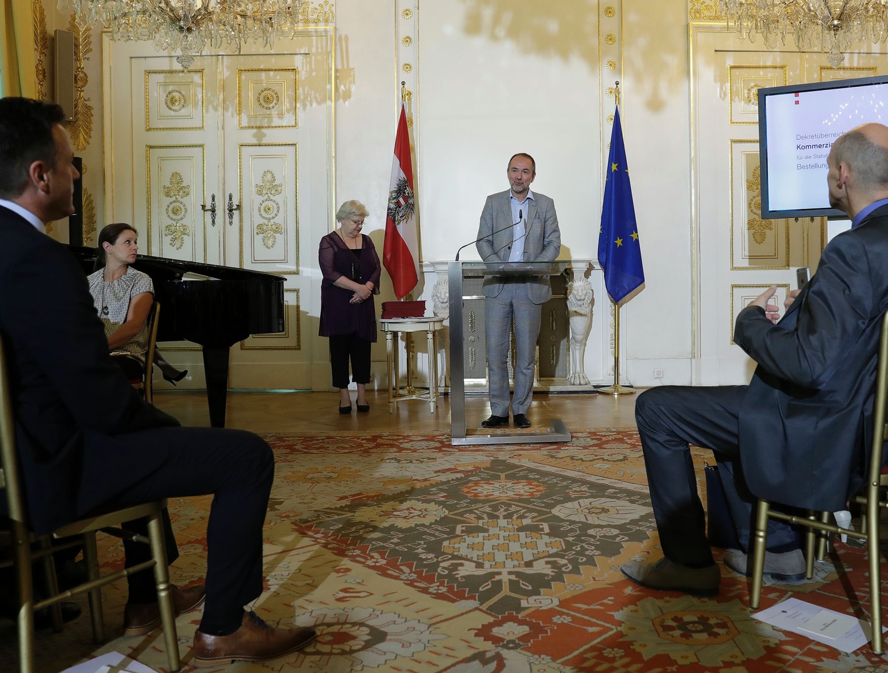 Am 31. Mai 2017 bestellte der Bundeskanzler Vertreterinnen und Vertreter der Wirtschaft zu Mitgliedern der bei der Bundesanstalt "Statistik &Ouml;sterreich" eingerichteten Wirtschaftskurie. Im Bild Kanzleramtsminister Thomas Drozda.