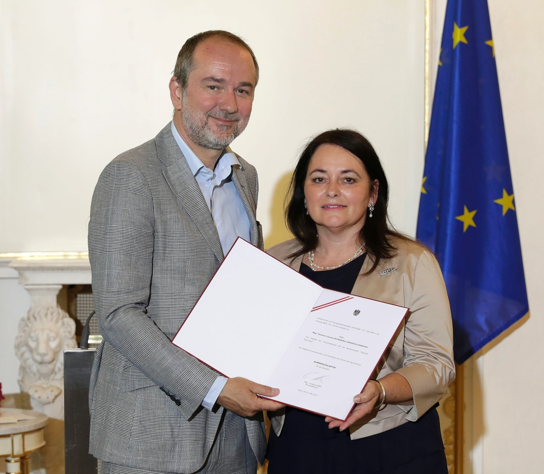 Am 31. Mai 2017 bestellte der Bundeskanzler Vertreterinnen und Vertreter der Wirtschaft zu Mitgliedern der bei der Bundesanstalt "Statistik &Ouml;sterreich" eingerichteten Wirtschaftskurie. Im Bild Kanzleramtsminister Thomas Drozda (l.) bei der Dekret&uuml;berreichung an Kommerzialr&auml;tin f&uuml;r die Statistik Susanne Claudia Boyneburg-Lengsfeld-Spendier (r.).