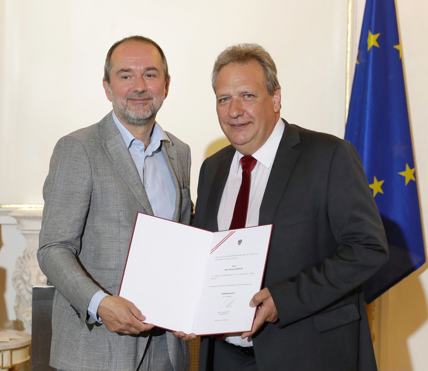Am 31. Mai 2017 bestellte der Bundeskanzler Vertreterinnen und Vertreter der Wirtschaft zu Mitgliedern der bei der Bundesanstalt "Statistik &Ouml;sterreich" eingerichteten Wirtschaftskurie. Im Bild Kanzleramtsminister Thomas Drozda (l.) bei der Dekret&uuml;berreichung an Kommerzialrat f&uuml;r die Statistik Michael Gehbauer (r.).