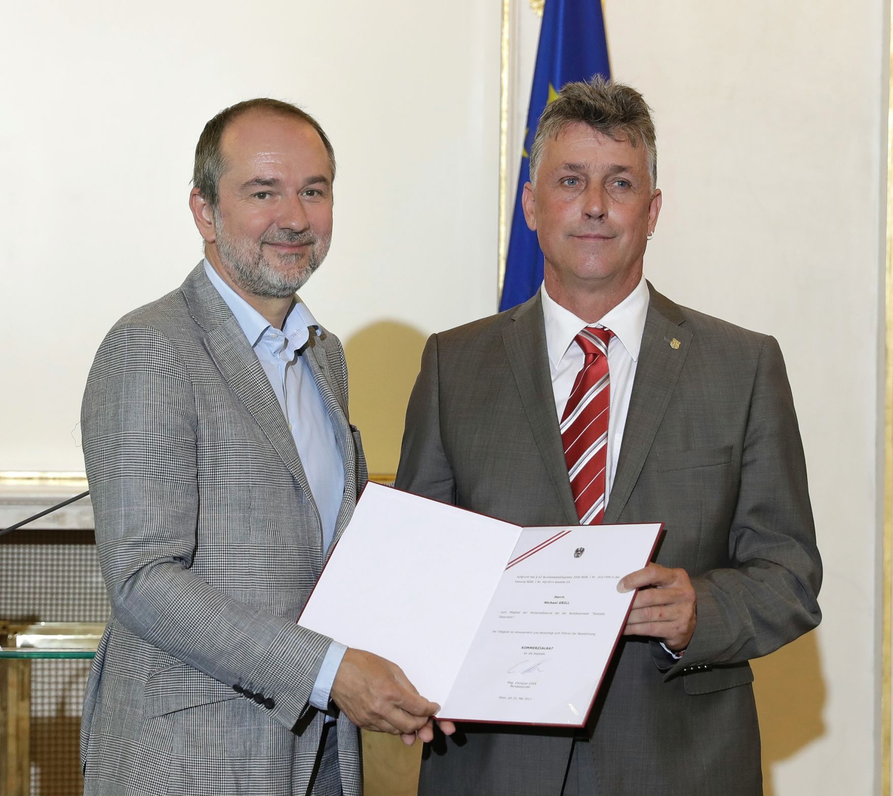 Am 31. Mai 2017 bestellte der Bundeskanzler Vertreterinnen und Vertreter der Wirtschaft zu Mitgliedern der bei der Bundesanstalt "Statistik &Ouml;sterreich" eingerichteten Wirtschaftskurie. Im Bild Kanzleramtsminister Thomas Drozda (l.) bei der Dekret&uuml;berreichung an Kommerzialrat f&uuml;r die Statistik Michael Grill (r.).