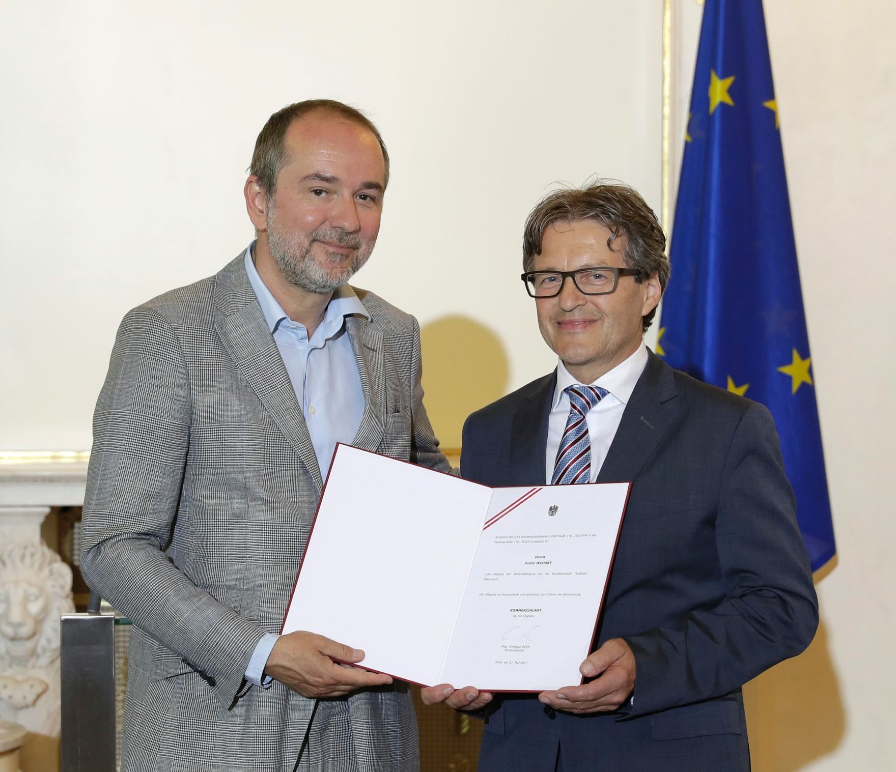 Am 31. Mai 2017 bestellte der Bundeskanzler Vertreterinnen und Vertreter der Wirtschaft zu Mitgliedern der bei der Bundesanstalt "Statistik &Ouml;sterreich" eingerichteten Wirtschaftskurie. Im Bild Kanzleramtsminister Thomas Drozda (l.) bei der Dekret&uuml;berreichung an Kommerzialrat f&uuml;r die Statistik Franz Jechart (r.).