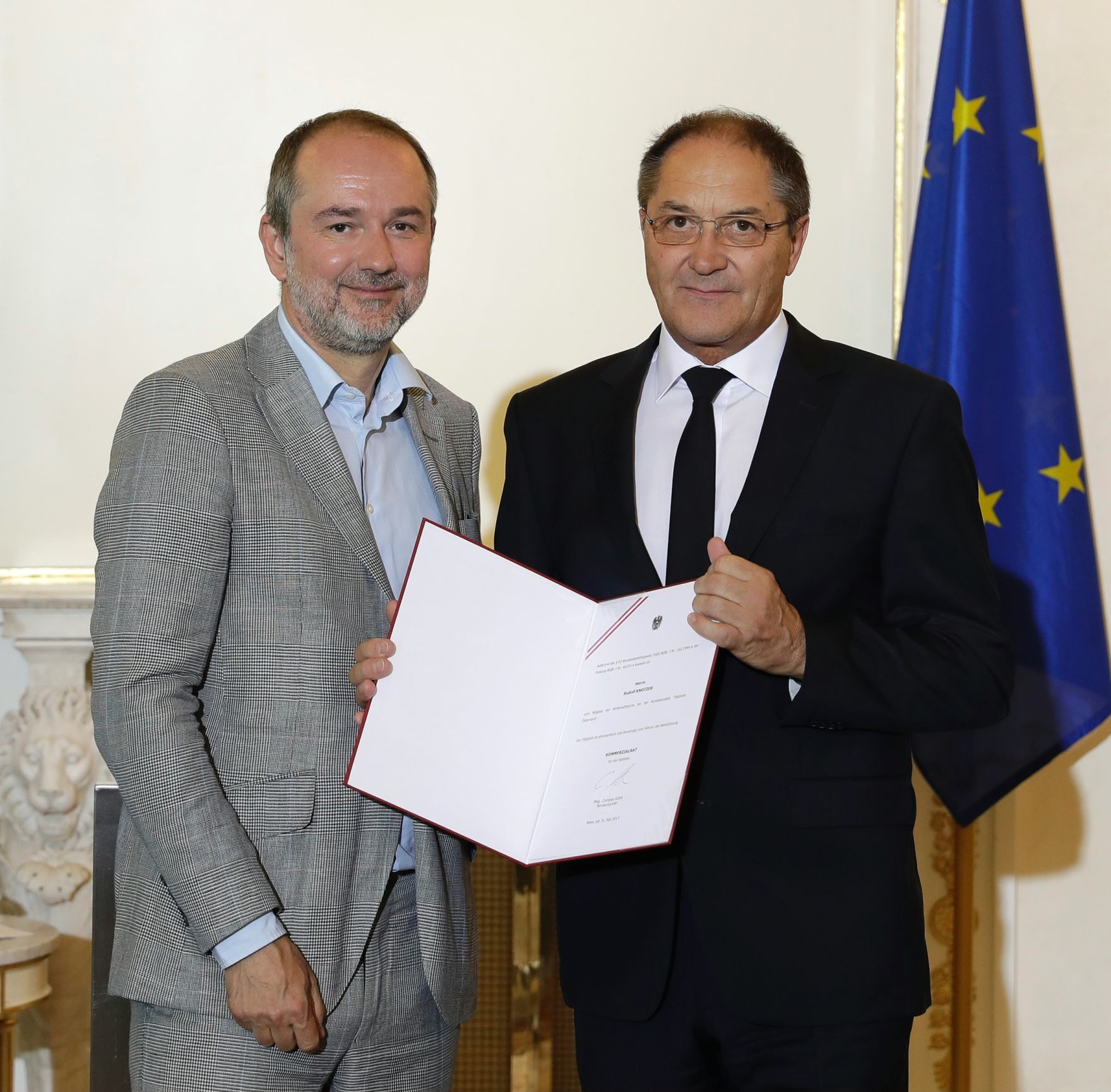 Am 31. Mai 2017 bestellte der Bundeskanzler Vertreterinnen und Vertreter der Wirtschaft zu Mitgliedern der bei der Bundesanstalt "Statistik &Ouml;sterreich" eingerichteten Wirtschaftskurie. Im Bild Kanzleramtsminister Thomas Drozda (l.) bei der Dekret&uuml;berreichung an Kommerzialrat f&uuml;r die Statistik Rudolf Konter (r.).