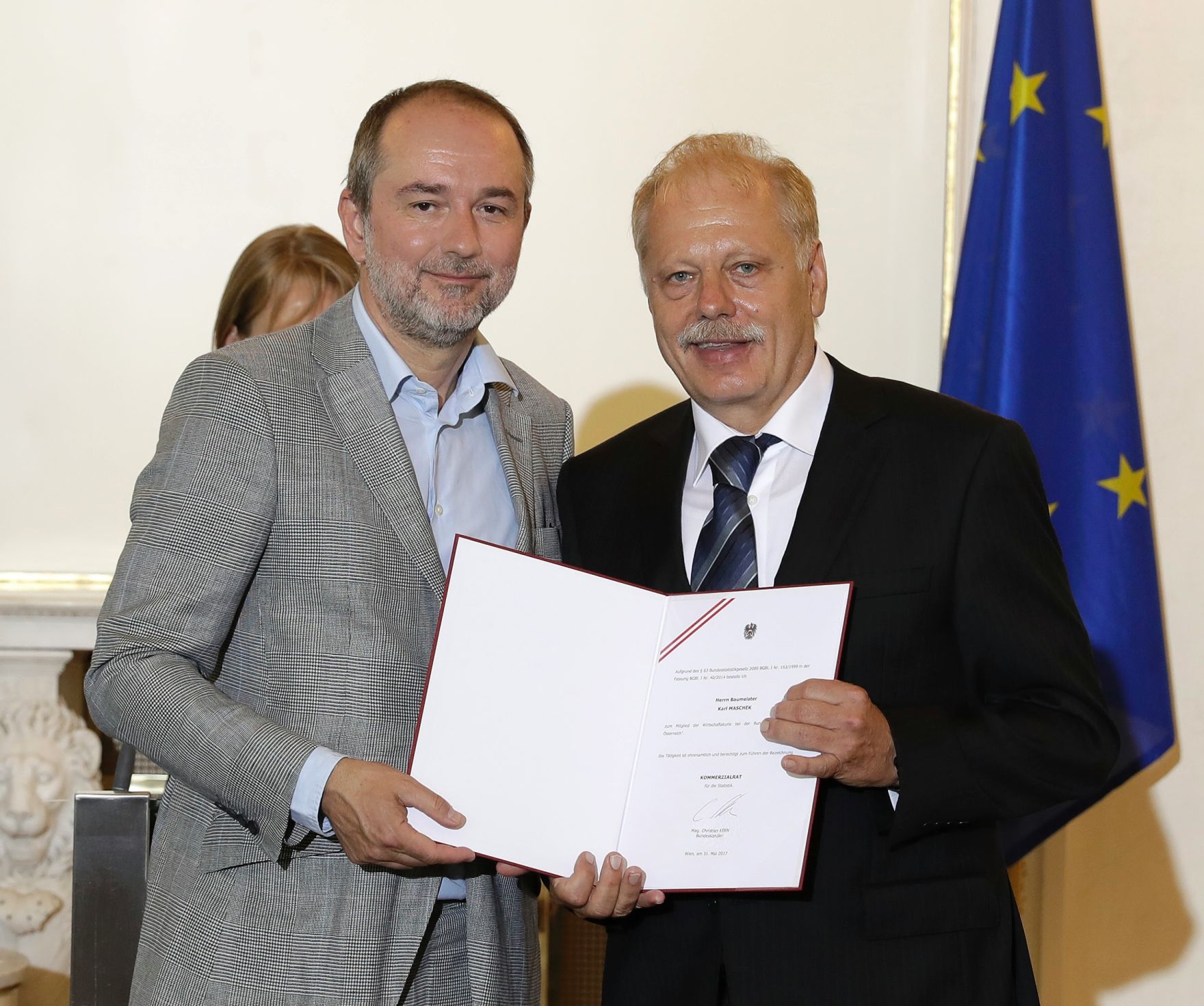 Am 31. Mai 2017 bestellte der Bundeskanzler Vertreterinnen und Vertreter der Wirtschaft zu Mitgliedern der bei der Bundesanstalt "Statistik &Ouml;sterreich" eingerichteten Wirtschaftskurie. Im Bild Kanzleramtsminister Thomas Drozda (l.) bei der Dekret&uuml;berreichung an Kommerzialrat f&uuml;r die Statistik Karl Maschen (r.).