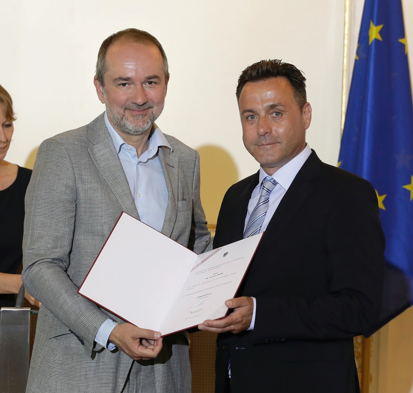 Am 31. Mai 2017 bestellte der Bundeskanzler Vertreterinnen und Vertreter der Wirtschaft zu Mitgliedern der bei der Bundesanstalt "Statistik &Ouml;sterreich" eingerichteten Wirtschaftskurie. Im Bild Kanzleramtsminister Thomas Drozda (l.) bei der Dekret&uuml;berreichung an Kommerzialrat f&uuml;r die Statistik Burkhard Moser (r.).