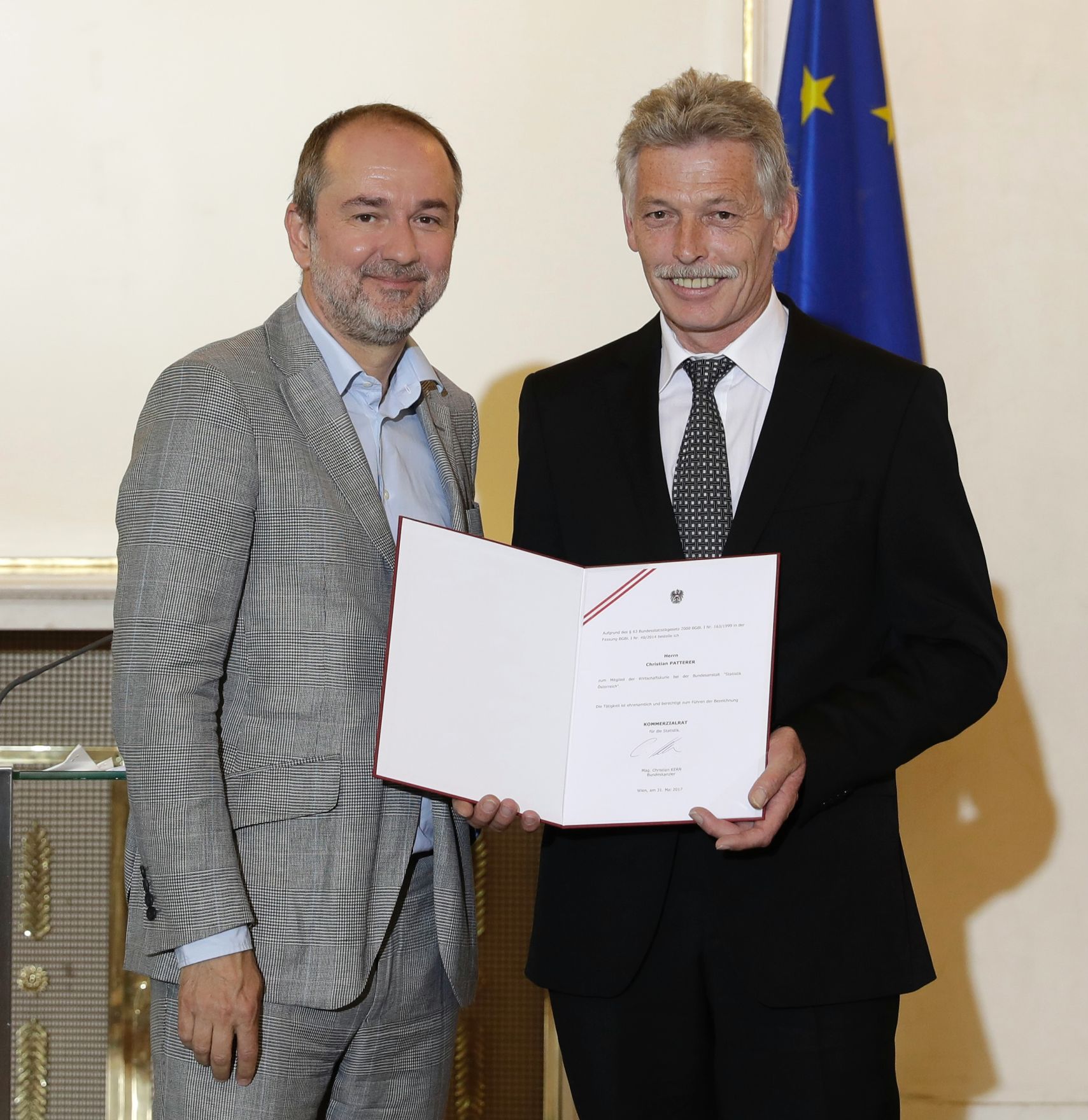 Am 31. Mai 2017 bestellte der Bundeskanzler Vertreterinnen und Vertreter der Wirtschaft zu Mitgliedern der bei der Bundesanstalt "Statistik &Ouml;sterreich" eingerichteten Wirtschaftskurie. Im Bild Kanzleramtsminister Thomas Drozda (l.) bei der Dekret&uuml;berreichung an Kommerzialrat f&uuml;r die Statistik Christian Patterer (r.).