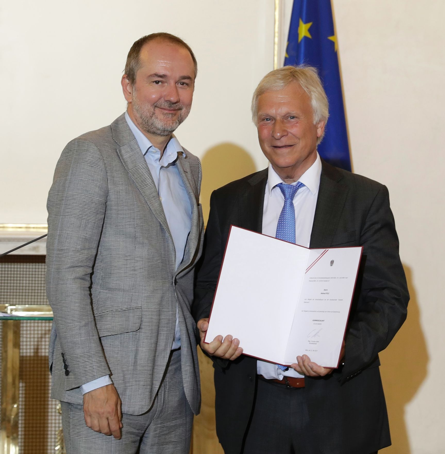 Am 31. Mai 2017 bestellte der Bundeskanzler Vertreterinnen und Vertreter der Wirtschaft zu Mitgliedern der bei der Bundesanstalt "Statistik &Ouml;sterreich" eingerichteten Wirtschaftskurie. Im Bild Kanzleramtsminister Thomas Drozda (l.) bei der Dekret&uuml;berreichung an Kommerzialrat f&uuml;r die Statistik Helmut Pilz (r.).