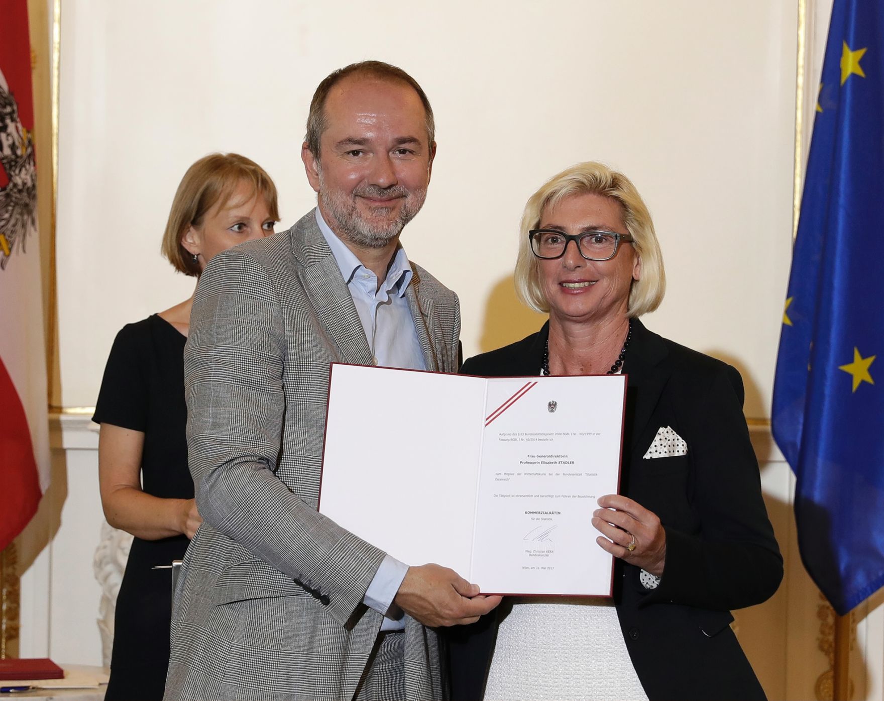 Am 31. Mai 2017 bestellte der Bundeskanzler Vertreterinnen und Vertreter der Wirtschaft zu Mitgliedern der bei der Bundesanstalt "Statistik &Ouml;sterreich" eingerichteten Wirtschaftskurie. Im Bild Kanzleramtsminister Thomas Drozda (l.) bei der Dekret&uuml;berreichung an Kommerzialr&auml;tin f&uuml;r die Statistik Elisabeth Stadler (r.).