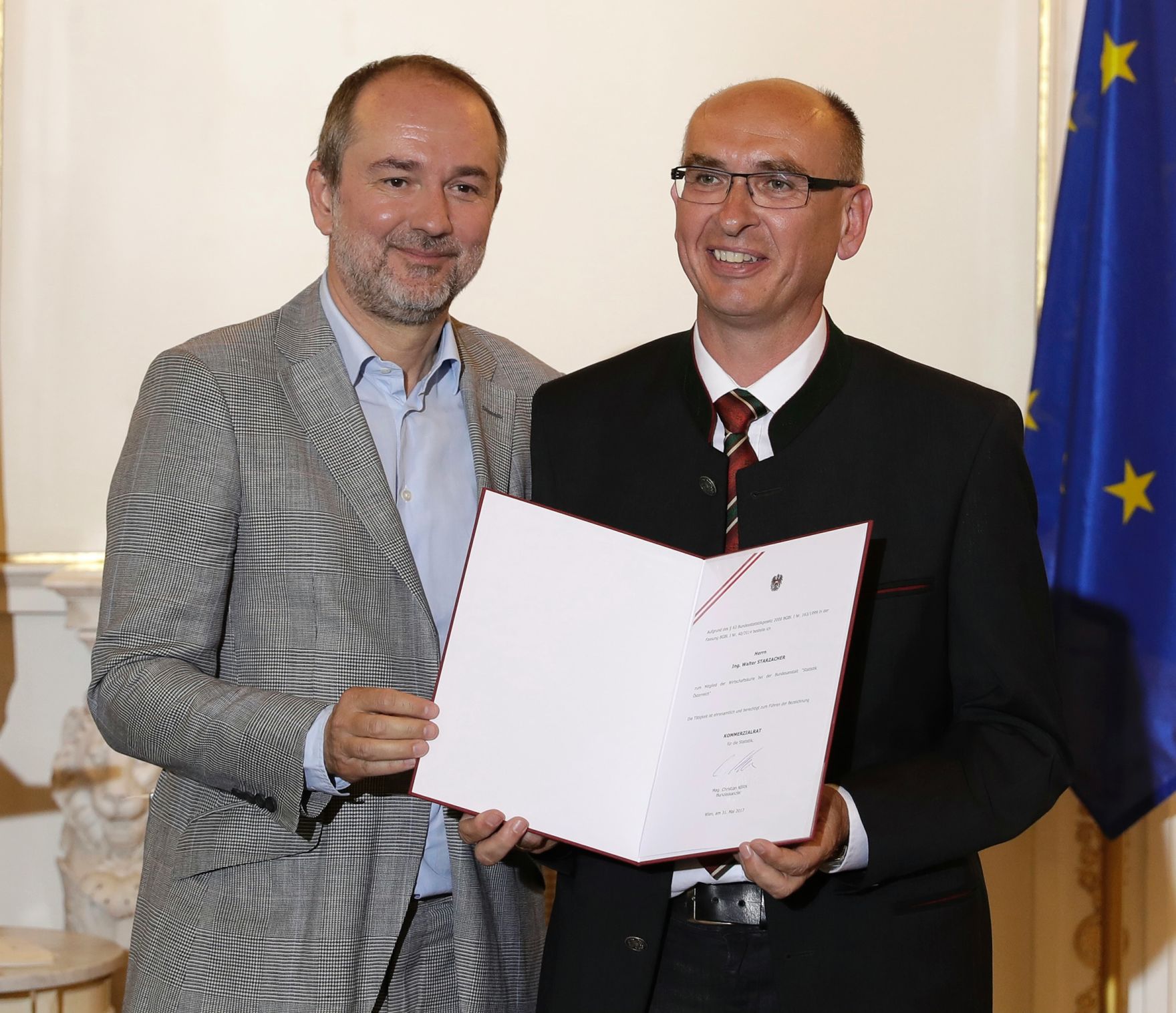 Am 31. Mai 2017 bestellte der Bundeskanzler Vertreterinnen und Vertreter der Wirtschaft zu Mitgliedern der bei der Bundesanstalt "Statistik &Ouml;sterreich" eingerichteten Wirtschaftskurie. Im Bild Kanzleramtsminister Thomas Drozda (l.) bei der Dekret&uuml;berreichung an Kommerzialrat f&uuml;r die Statistik Walter Starzacher (r.).