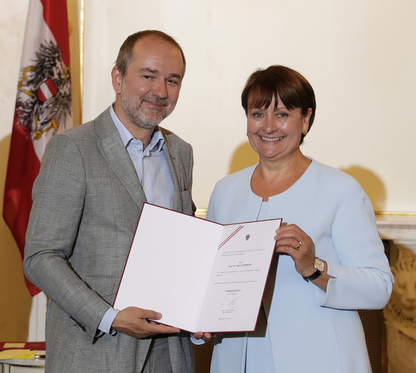 Am 31. Mai 2017 bestellte der Bundeskanzler Vertreterinnen und Vertreter der Wirtschaft zu Mitgliedern der bei der Bundesanstalt "Statistik &Ouml;sterreich" eingerichteten Wirtschaftskurie. Im Bild Kanzleramtsminister Thomas Drozda (l.) bei der Dekret&uuml;berreichung an Kommerzialr&auml;tin f&uuml;r die Statistik Herta Stockbauer (r.).