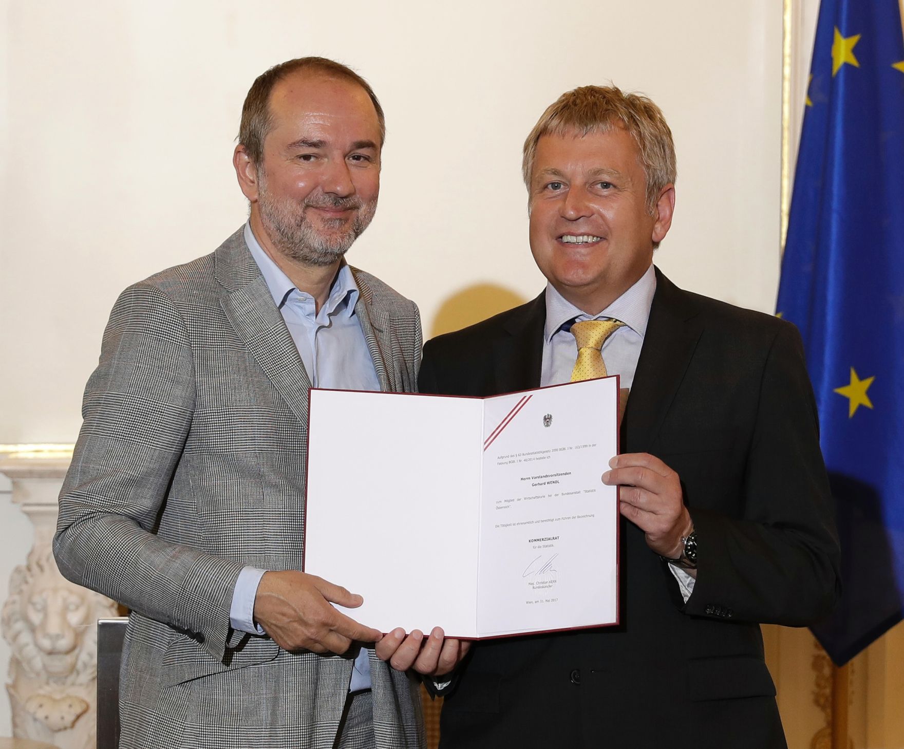 Am 31. Mai 2017 bestellte der Bundeskanzler Vertreterinnen und Vertreter der Wirtschaft zu Mitgliedern der bei der Bundesanstalt "Statistik &Ouml;sterreich" eingerichteten Wirtschaftskurie. Im Bild Kanzleramtsminister Thomas Drozda (l.) bei der Dekret&uuml;berreichung an Kommerzialrat f&uuml;r die Statistik Gerhard Wendl (r.).