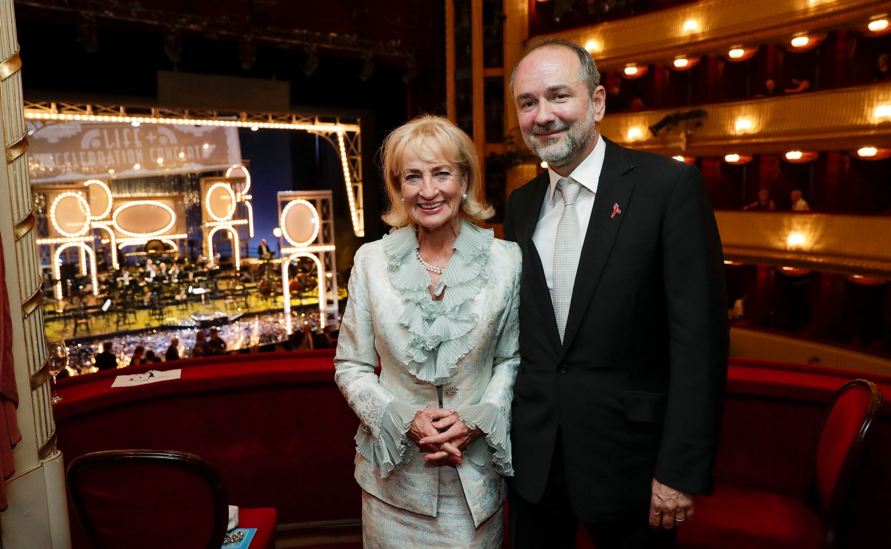 Am 6. Juni 2017 besuchte Kunst- und Kulturminister Thomas Drozda (r.) das Life-Ball Celebration Concert im Burgtheater. Im Bild mit Dagmar Koller (l.).