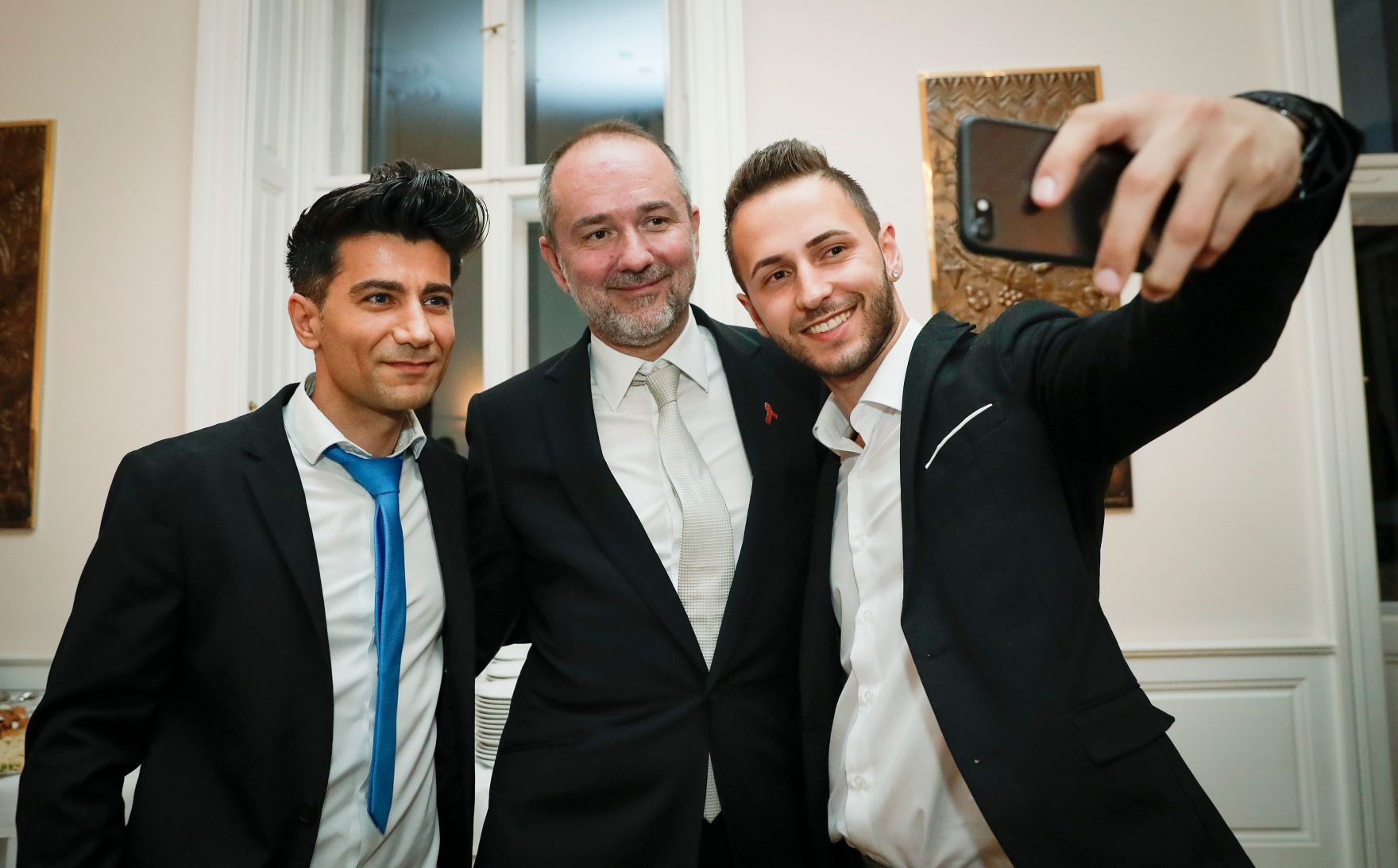 Am 6. Juni 2017 besuchte Kunst- und Kulturminister Thomas Drozda (m.) das Life-Ball Celebration Concert im Burgtheater.