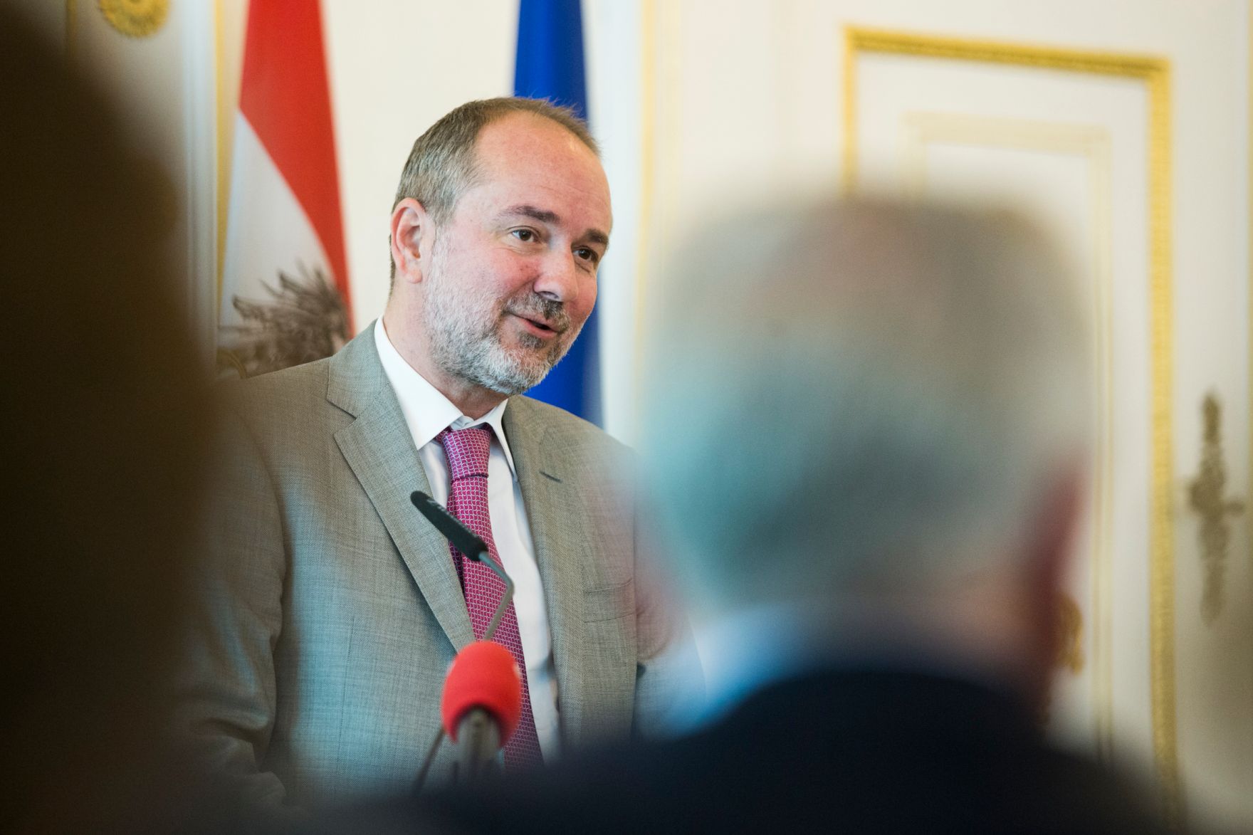 Am 8. Juni 2017 &uuml;berreichte Kunst- und Kulturminister (im Bild) Thomas Drozda das Goldene Ehrenzeichen f&uuml;r Verdienste um die Republik &Ouml;sterreich an Marika Lichter.