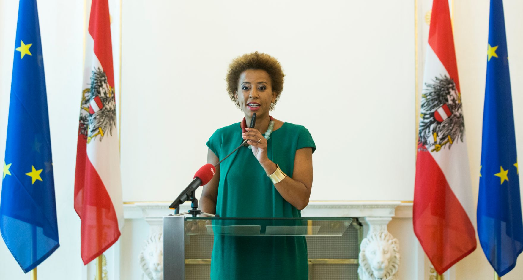Am 8. Juni 2017 &uuml;berreichte Kunst- und Kulturminister Thomas Drozda das Goldene Ehrenzeichen f&uuml;r Verdienste um die Republik &Ouml;sterreich an Marika Lichter. Im Bild die Laudatorin Arabella Kiesbauer.