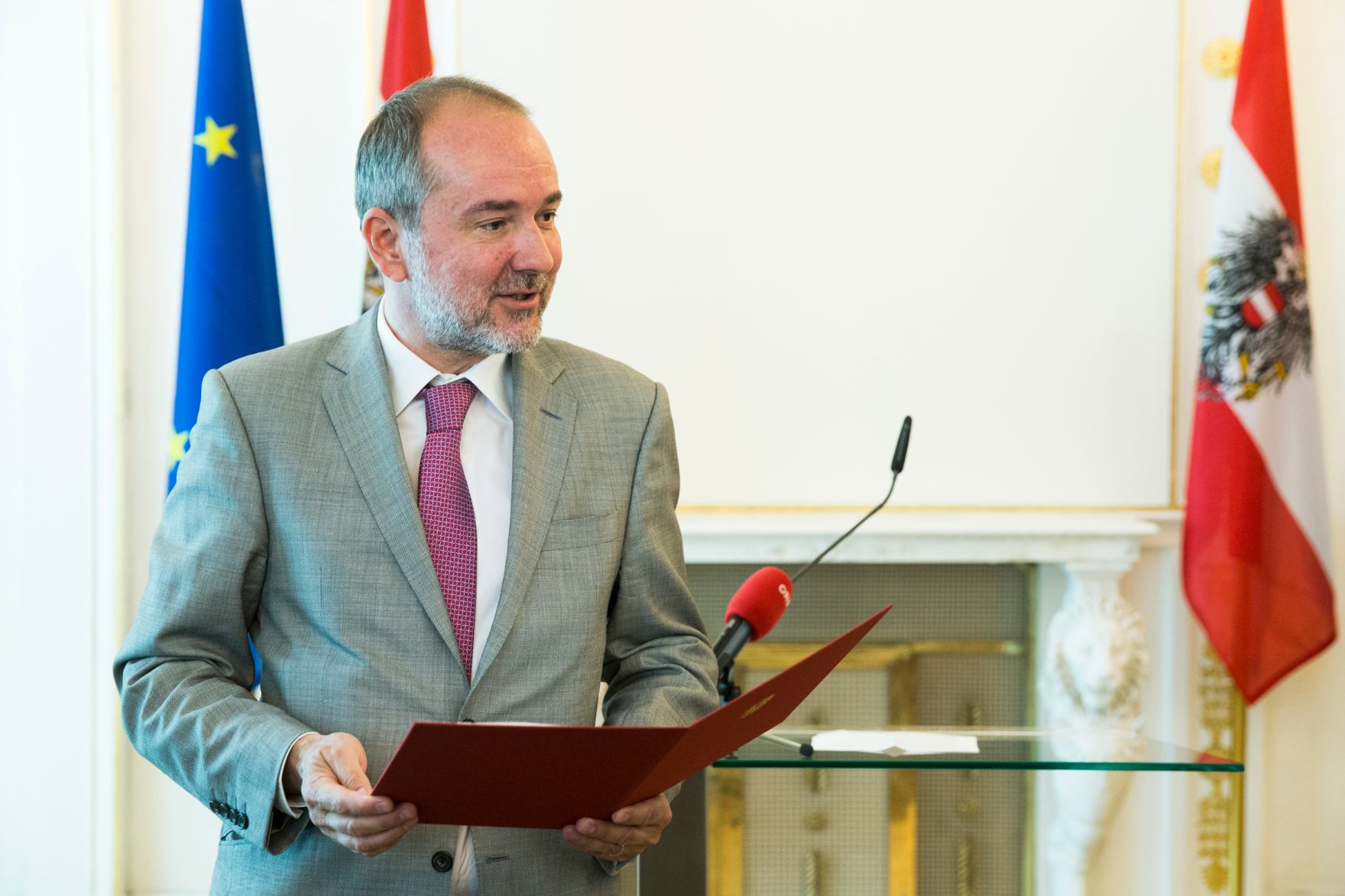 Am 8. Juni 2017 &uuml;berreichte Kunst- und Kulturminister (im Bild) Thomas Drozda das Goldene Ehrenzeichen f&uuml;r Verdienste um die Republik &Ouml;sterreich an Marika Lichter.