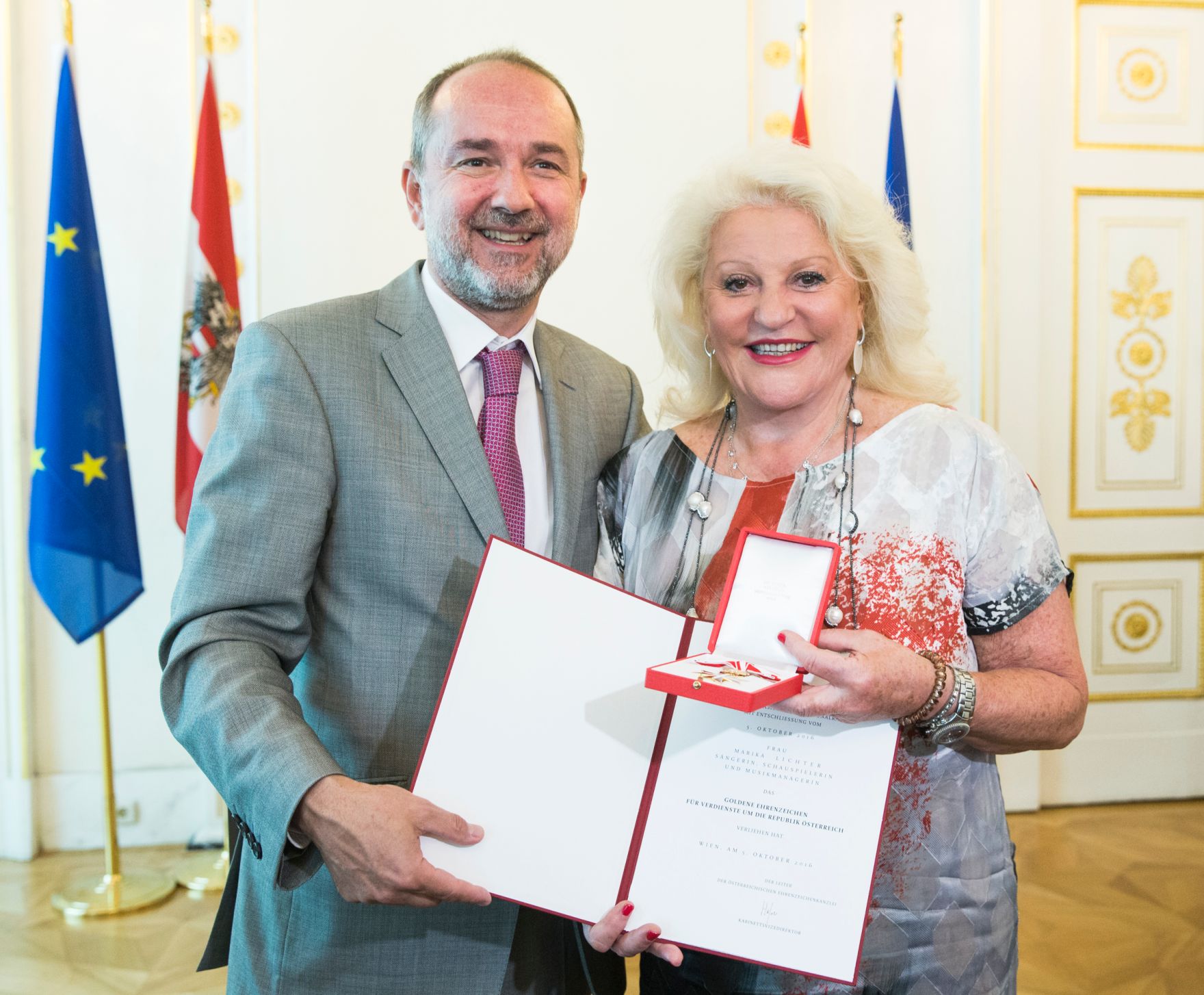 Am 8. Juni 2017 &uuml;berreichte Kunst- und Kulturminister Thomas Drozda (l.) das Goldene Ehrenzeichen f&uuml;r Verdienste um die Republik &Ouml;sterreich an Marika Lichter (r.).