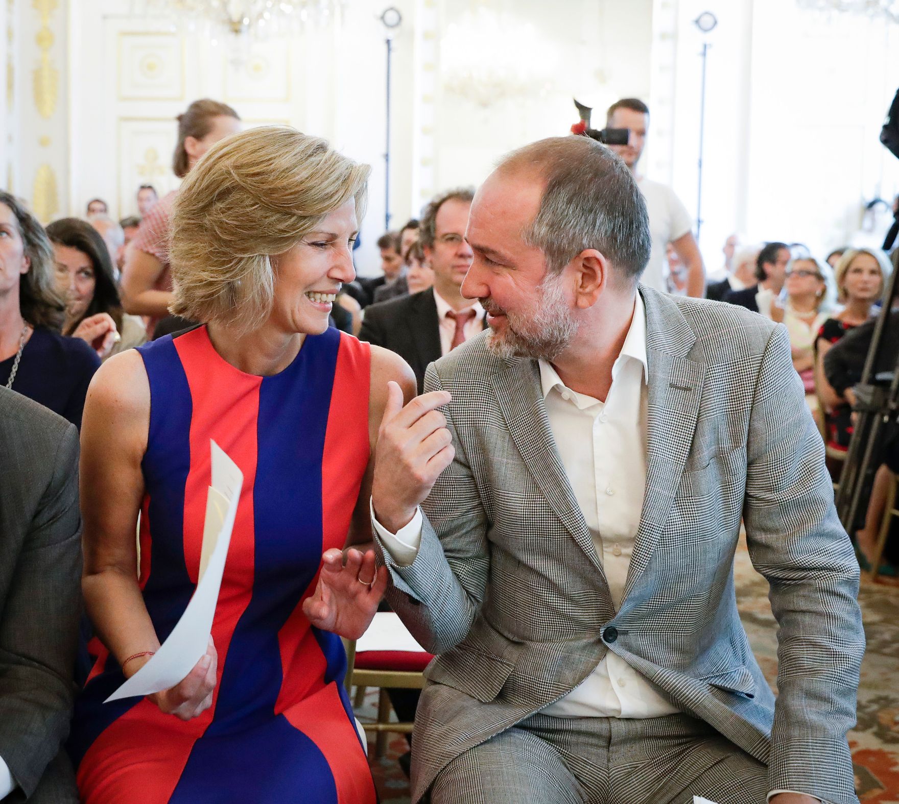 Am 12. Juni 2017 &uuml;berreichte Kunst- und Kulturminister Thomas Drozda (r.) das Goldene Ehrenzeichen f&uuml;r Verdienste um die Republik &Ouml;sterreich an Desir&eacute;e Treichl-St&uuml;rgkh (l.).