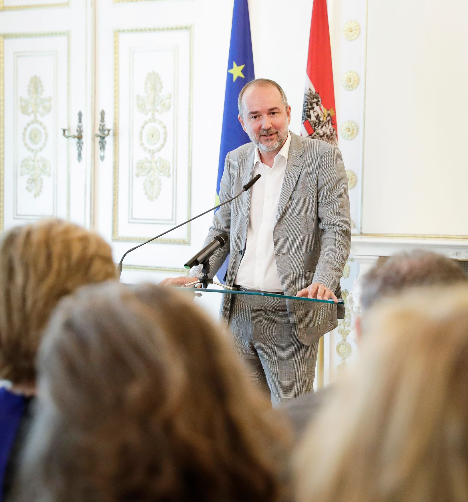 Am 12. Juni 2017 &uuml;berreichte Kunst- und Kulturminister Thomas Drozda (im Bild) das Goldene Ehrenzeichen f&uuml;r Verdienste um die Republik &Ouml;sterreich an Desir&eacute;e Treichl-St&uuml;rgkh.