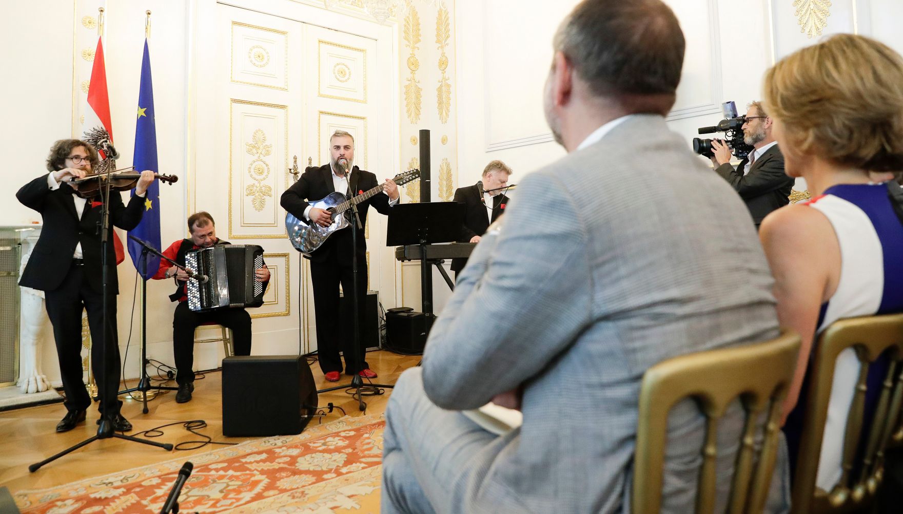 Am 12. Juni 2017 &uuml;berreichte Kunst- und Kulturminister Thomas Drozda das Goldene Ehrenzeichen f&uuml;r Verdienste um die Republik &Ouml;sterreich an Desir&eacute;e Treichl-St&uuml;rgkh.