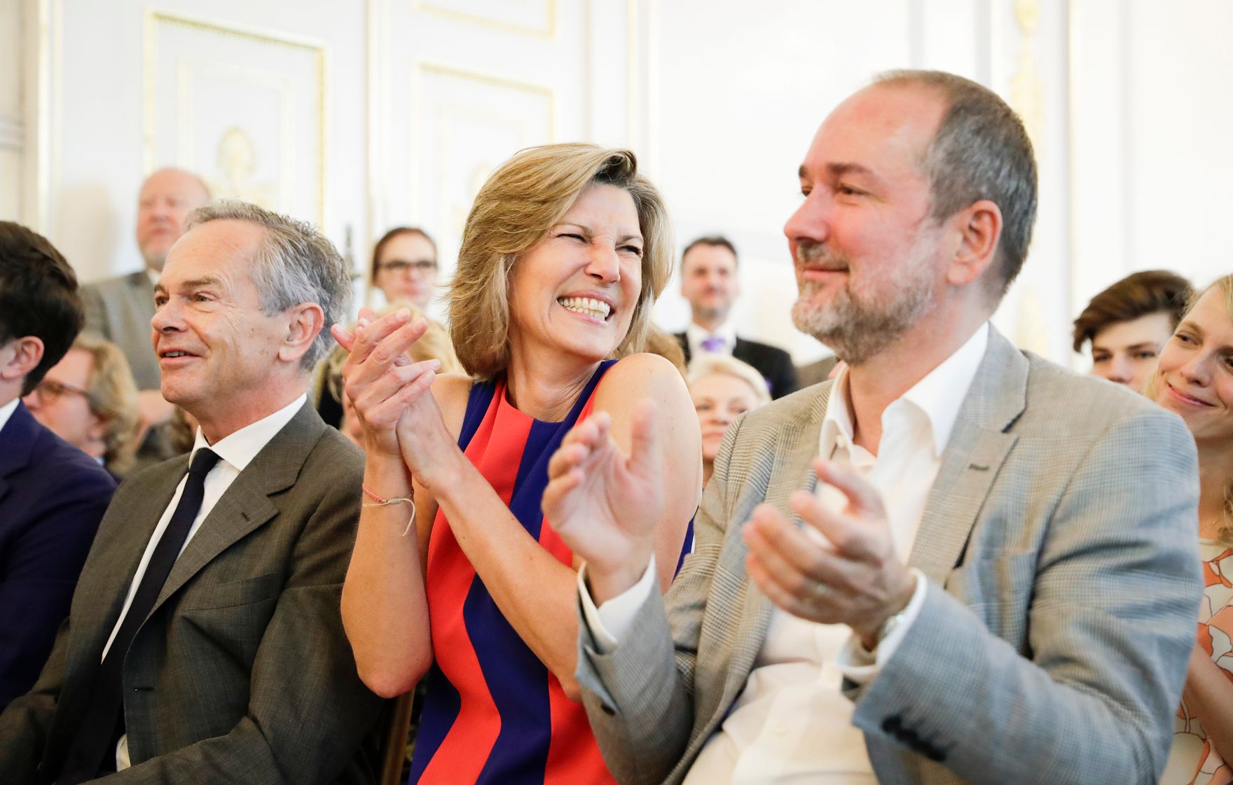 Am 12. Juni 2017 &uuml;berreichte Kunst- und Kulturminister Thomas Drozda (r.) das Goldene Ehrenzeichen f&uuml;r Verdienste um die Republik &Ouml;sterreich an Desir&eacute;e Treichl-St&uuml;rgkh (m.).