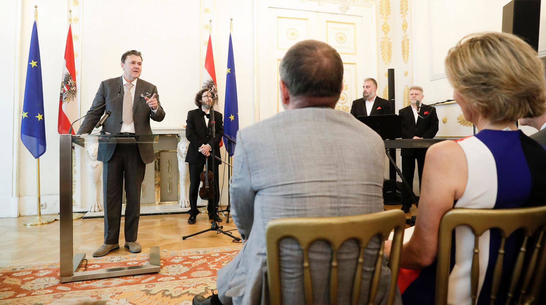 Am 12. Juni 2017 &uuml;berreichte Kunst- und Kulturminister Thomas Drozda das Goldene Ehrenzeichen f&uuml;r Verdienste um die Republik &Ouml;sterreich an Desir&eacute;e Treichl-St&uuml;rgkh. Im Bild der Laudator Alexander Geringer.