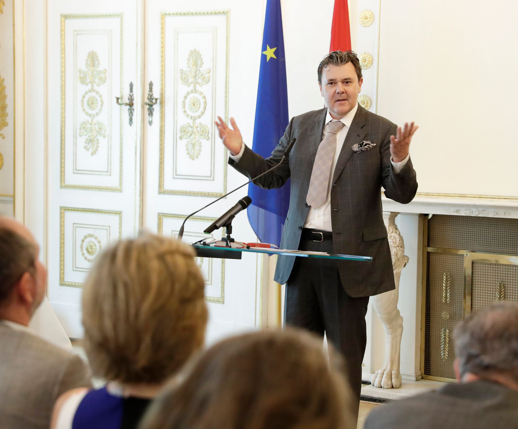 Am 12. Juni 2017 &uuml;berreichte Kunst- und Kulturminister Thomas Drozda das Goldene Ehrenzeichen f&uuml;r Verdienste um die Republik &Ouml;sterreich an Desir&eacute;e Treichl-St&uuml;rgkh. Im Bild der Laudator Alexander Geringer.