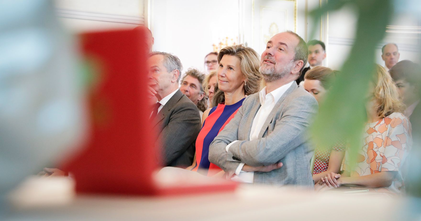 Am 12. Juni 2017 &uuml;berreichte Kunst- und Kulturminister Thomas Drozda (r.) das Goldene Ehrenzeichen f&uuml;r Verdienste um die Republik &Ouml;sterreich an Desir&eacute;e Treichl-St&uuml;rgkh (l.).