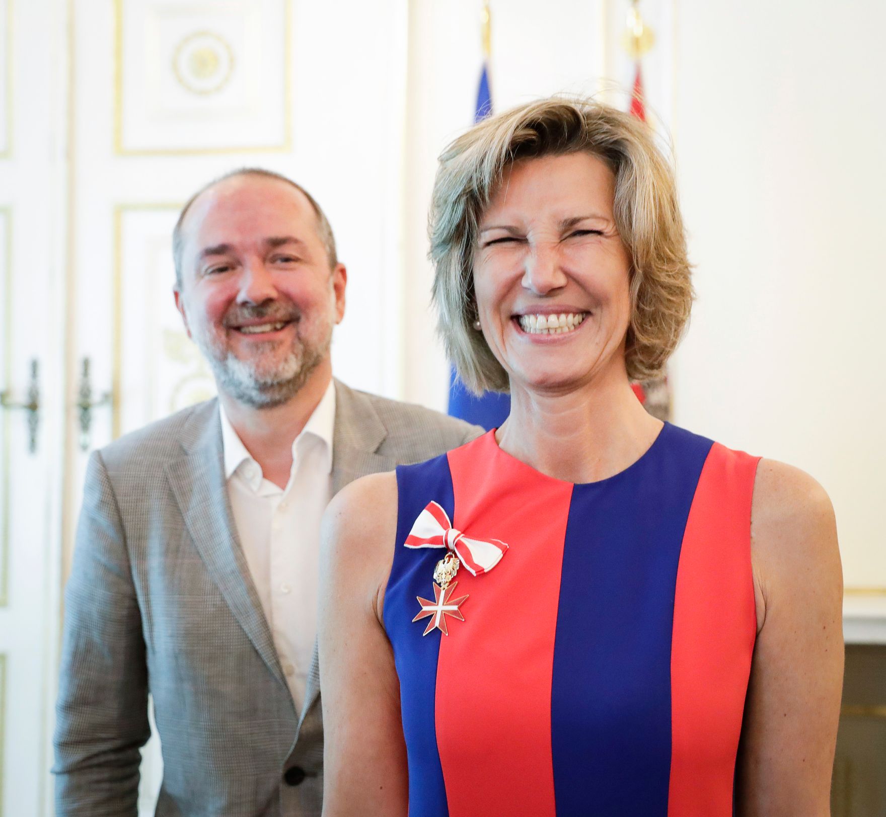 Am 12. Juni 2017 &uuml;berreichte Kunst- und Kulturminister Thomas Drozda (l.) das Goldene Ehrenzeichen f&uuml;r Verdienste um die Republik &Ouml;sterreich an Desir&eacute;e Treichl-St&uuml;rgkh (r.).