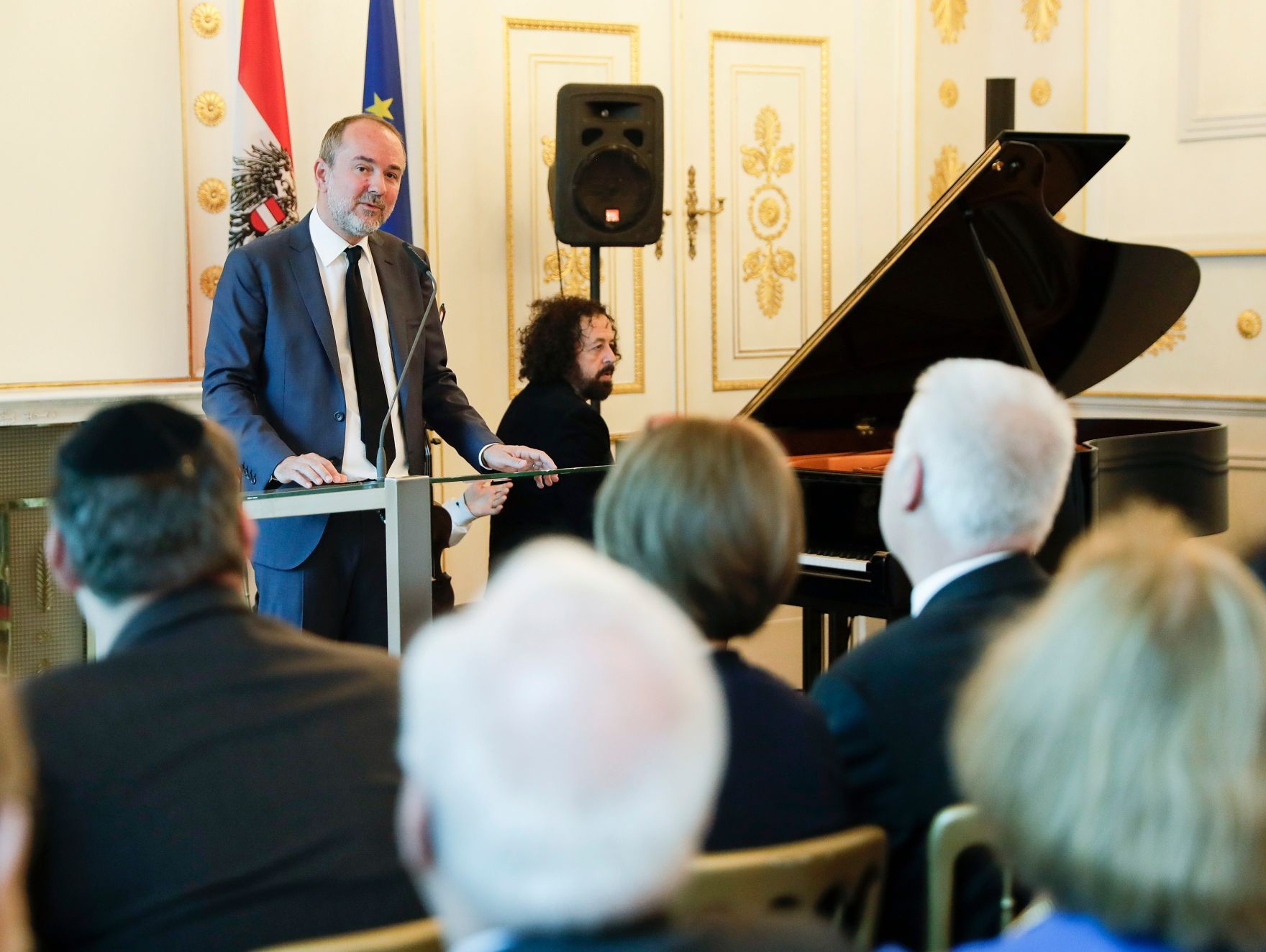 Am 4. Juli 2017 &uuml;berreichte Kunst- und Kulturminister Thomas Drozda (im Bild) das Goldene Ehrenzeichen f&uuml;r Verdienste um die Republik &Ouml;sterreich an Shmuel Barzilai.