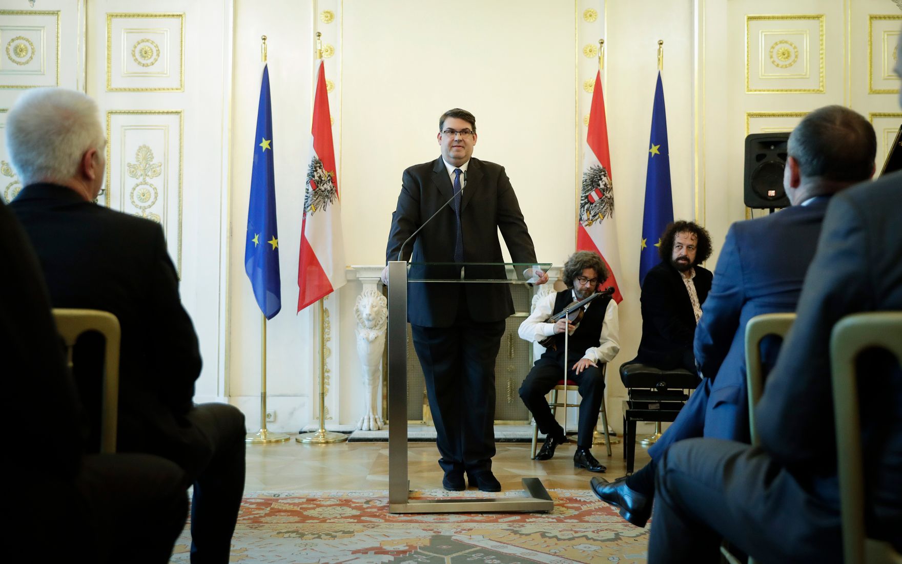 Am 4. Juli 2017 &uuml;berreichte Kunst- und Kulturminister Thomas Drozda das Goldene Ehrenzeichen f&uuml;r Verdienste um die Republik &Ouml;sterreich an Shmuel Barzilai. Im Bild der Pr&auml;sidenten der Israelitischen Kultusgemeinde Oskar Deutsch.