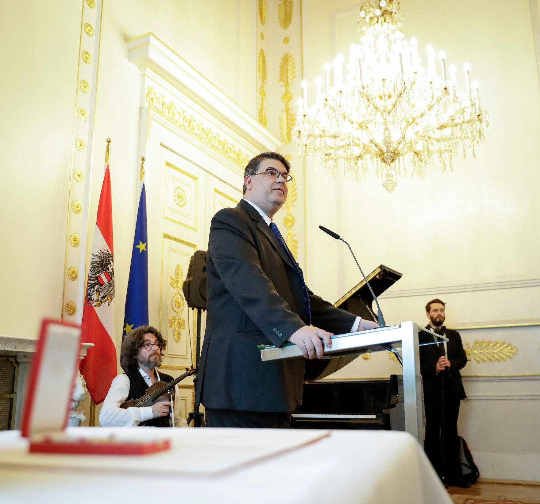 Am 4. Juli 2017 &uuml;berreichte Kunst- und Kulturminister Thomas Drozda das Goldene Ehrenzeichen f&uuml;r Verdienste um die Republik &Ouml;sterreich an Shmuel Barzilai. Im Bild der Pr&auml;sidenten der Israelitischen Kultusgemeinde Oskar Deutsch.