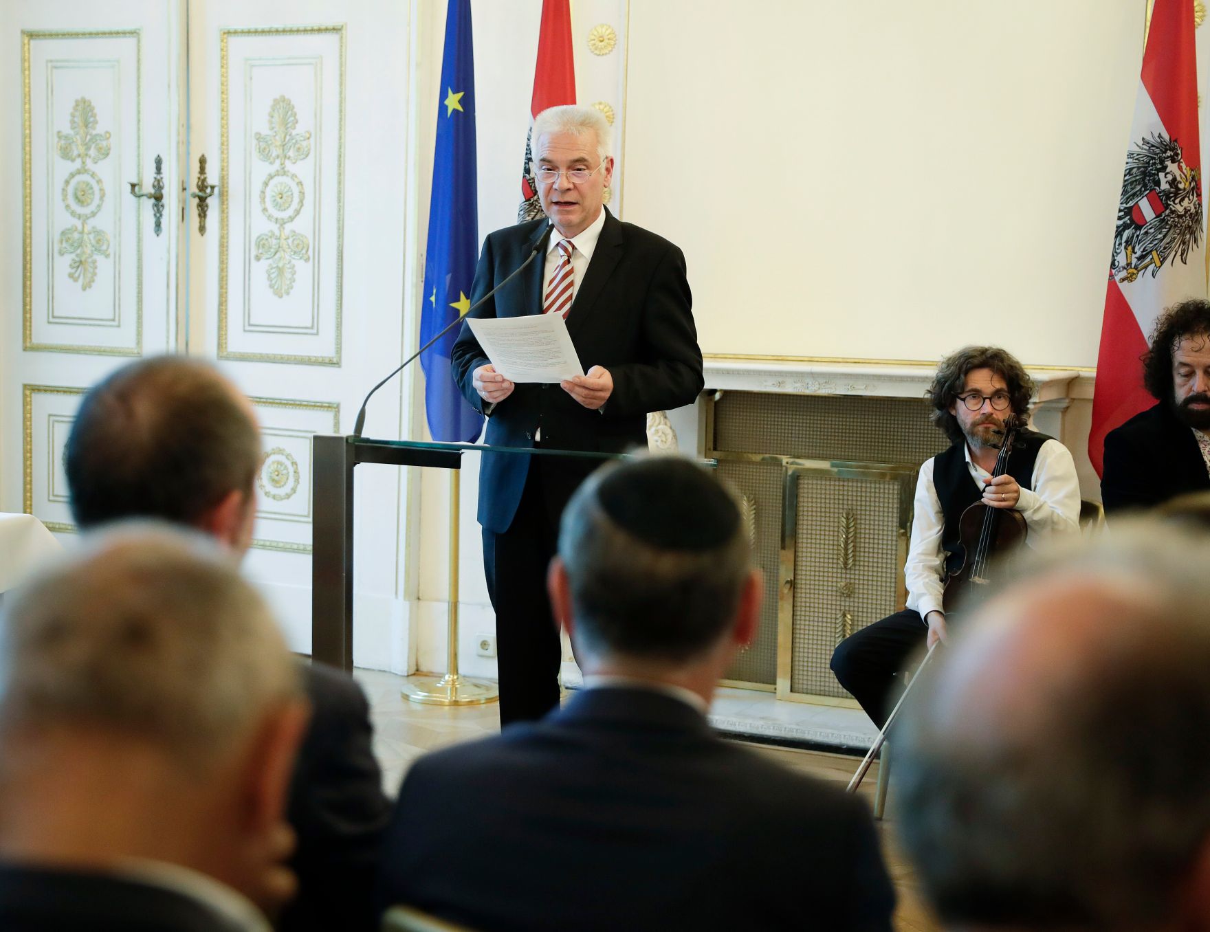 Am 4. Juli 2017 &uuml;berreichte Kunst- und Kulturminister Thomas Drozda das Goldene Ehrenzeichen f&uuml;r Verdienste um die Republik &Ouml;sterreich an Shmuel Barzilai. Im Bild der Gesandte Gerhard Jandl.