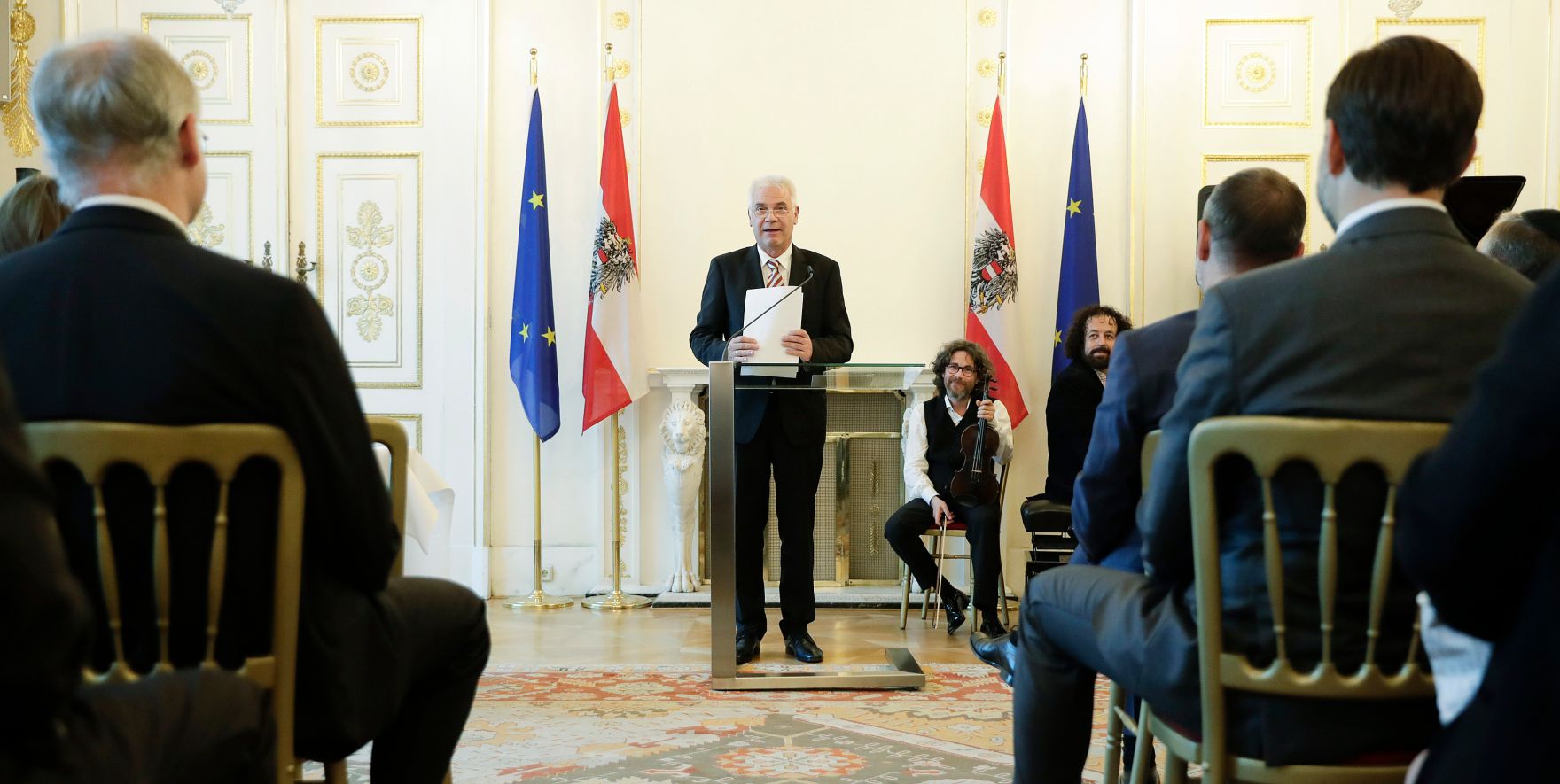 Am 4. Juli 2017 &uuml;berreichte Kunst- und Kulturminister Thomas Drozda das Goldene Ehrenzeichen f&uuml;r Verdienste um die Republik &Ouml;sterreich an Shmuel Barzilai. Im Bild der Gesandte Gerhard Jandl.