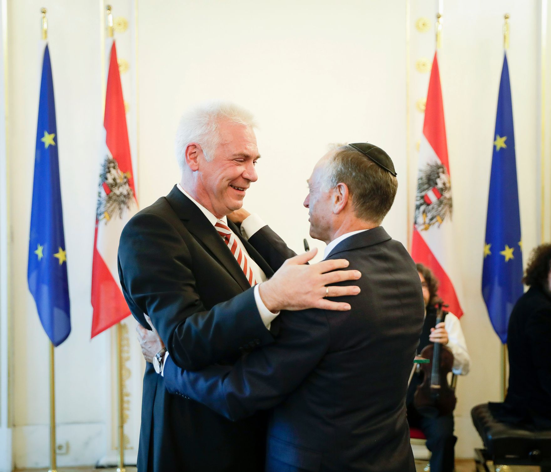 Am 4. Juli 2017 &uuml;berreichte Kunst- und Kulturminister Thomas Drozda das Goldene Ehrenzeichen f&uuml;r Verdienste um die Republik &Ouml;sterreich an Shmuel Barzilai (r.). Im Bild mit dem Gesandten Gerhard Jandl (l.).