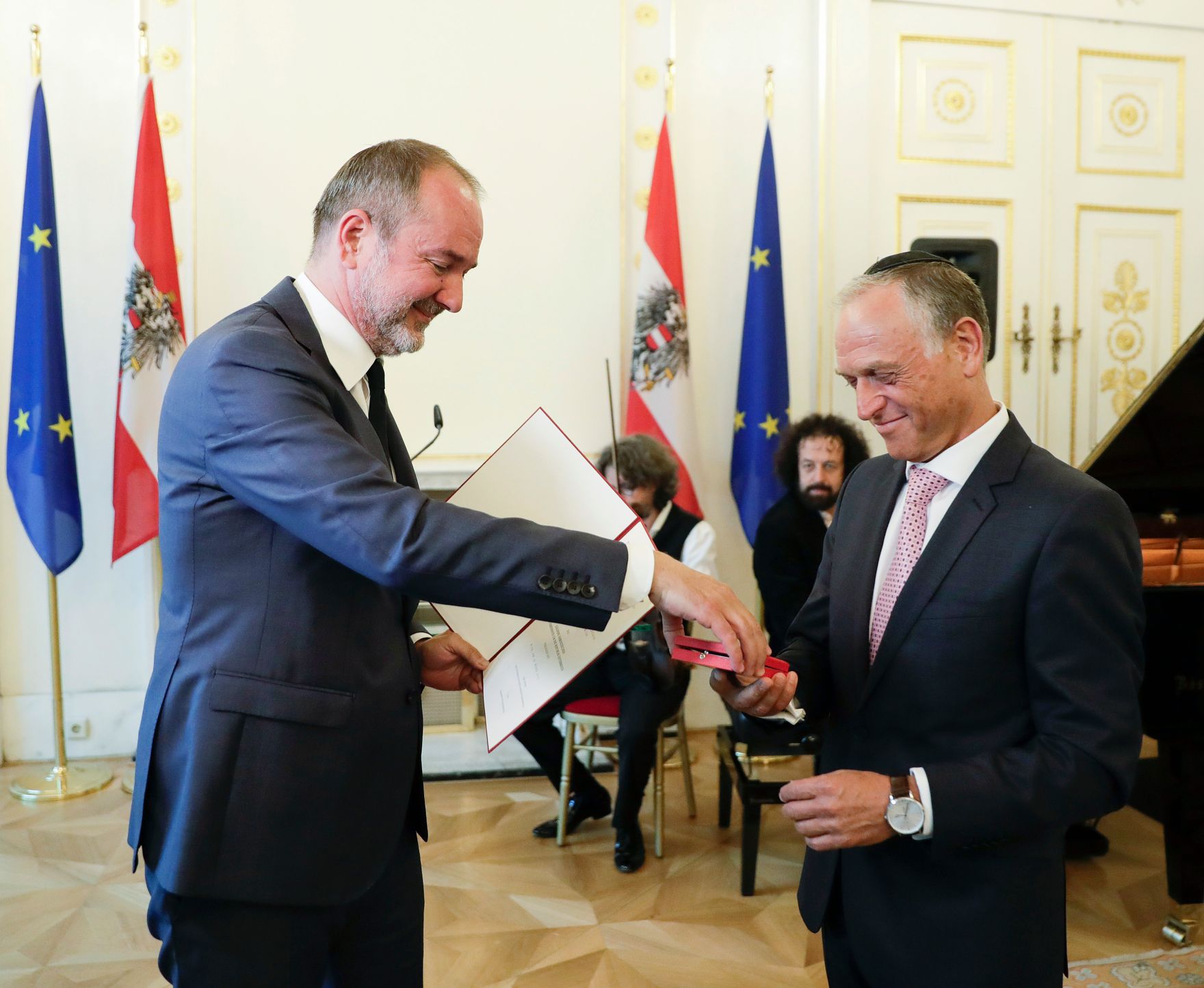 Am 4. Juli 2017 &uuml;berreichte Kunst- und Kulturminister Thomas Drozda (l.) das Goldene Ehrenzeichen f&uuml;r Verdienste um die Republik &Ouml;sterreich an Shmuel Barzilai (r.).