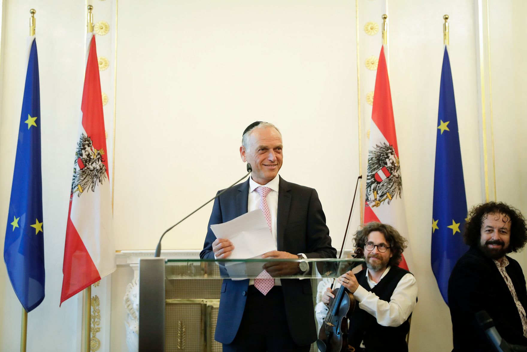 Am 4. Juli 2017 &uuml;berreichte Kunst- und Kulturminister Thomas Drozda das Goldene Ehrenzeichen f&uuml;r Verdienste um die Republik &Ouml;sterreich an Shmuel Barzilai (im Bild).