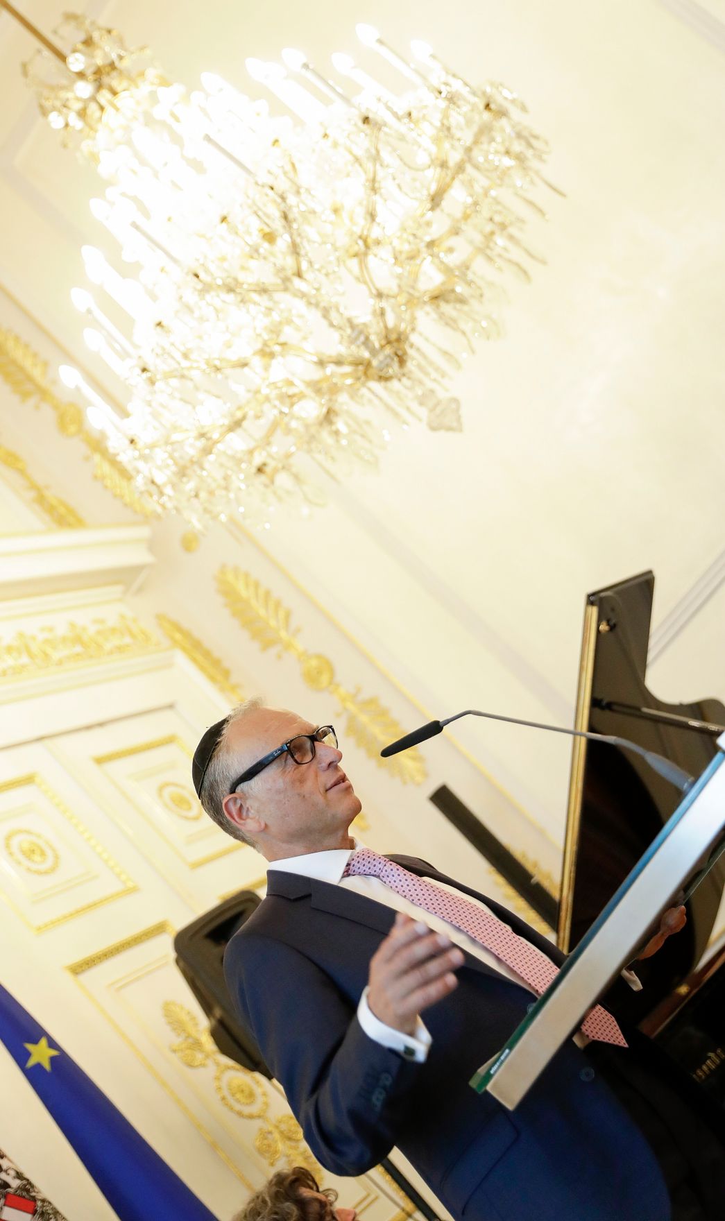 Am 4. Juli 2017 &uuml;berreichte Kunst- und Kulturminister Thomas Drozda das Goldene Ehrenzeichen f&uuml;r Verdienste um die Republik &Ouml;sterreich an Shmuel Barzilai (im Bild).