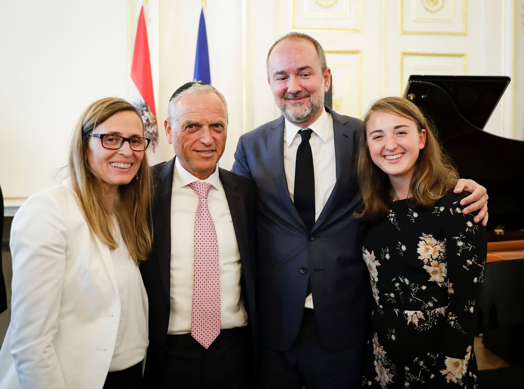 Am 4. Juli 2017 &uuml;berreichte Kunst- und Kulturminister Thomas Drozda (m.r.) das Goldene Ehrenzeichen f&uuml;r Verdienste um die Republik &Ouml;sterreich an Shmuel Barzilai (m.l.).