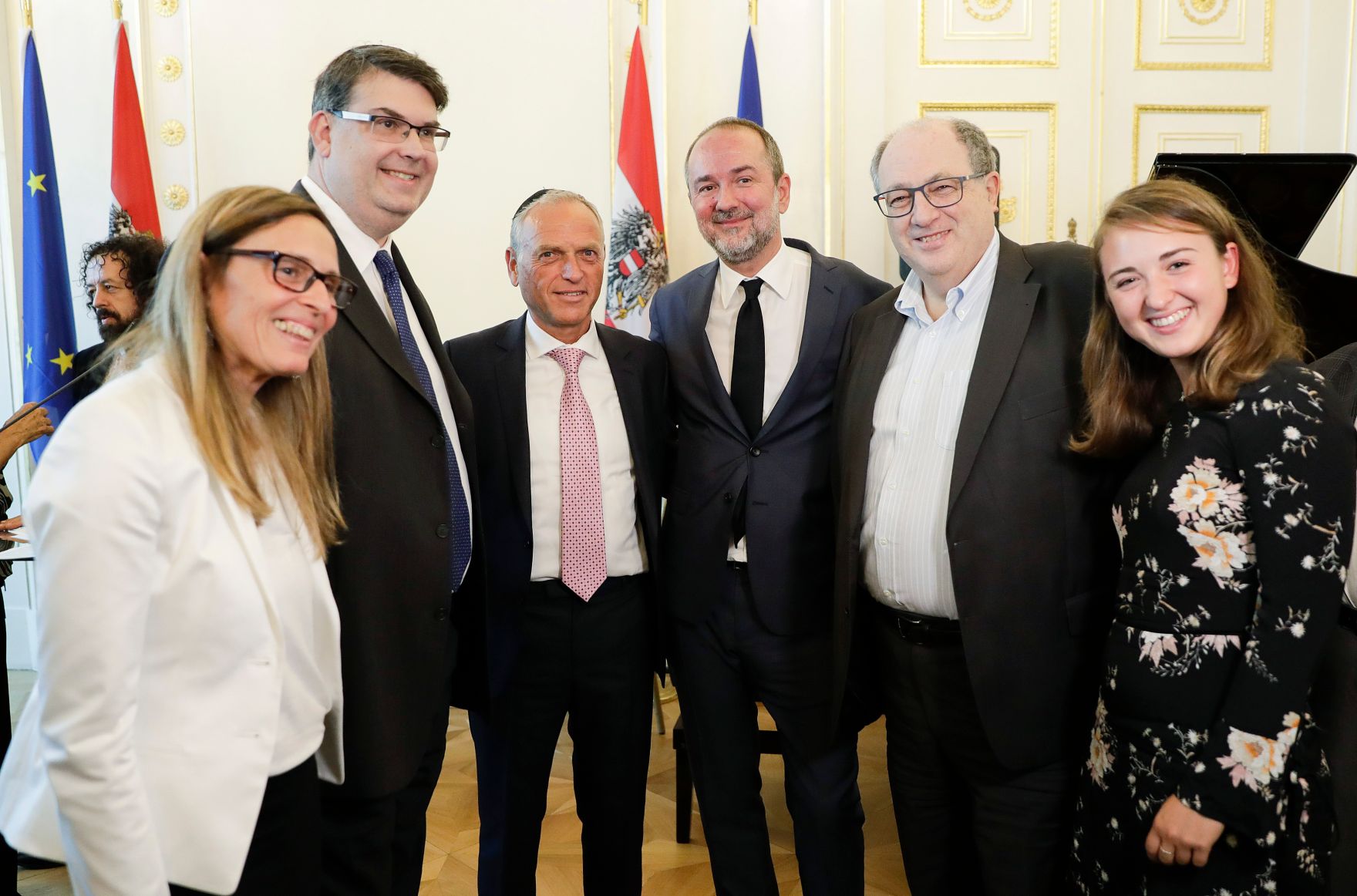 Am 4. Juli 2017 &uuml;berreichte Kunst- und Kulturminister Thomas Drozda (m.r.) das Goldene Ehrenzeichen f&uuml;r Verdienste um die Republik &Ouml;sterreich an Shmuel Barzilai (m.l.).