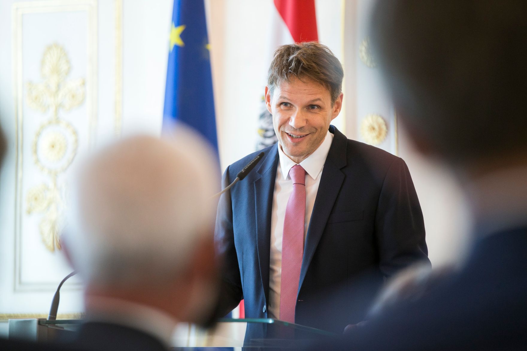 Am 11. Juli 2017 &uuml;berreichte Kanzleramtsminister Thomas Drozda das Gro&szlig;e Silberne Ehrenzeichen mit dem Stern f&uuml;r Verdienste um die Republik &Ouml;sterreich an Sektionschef Gerhard Hesse. Im Bild der Laudator Joachim Preiss.