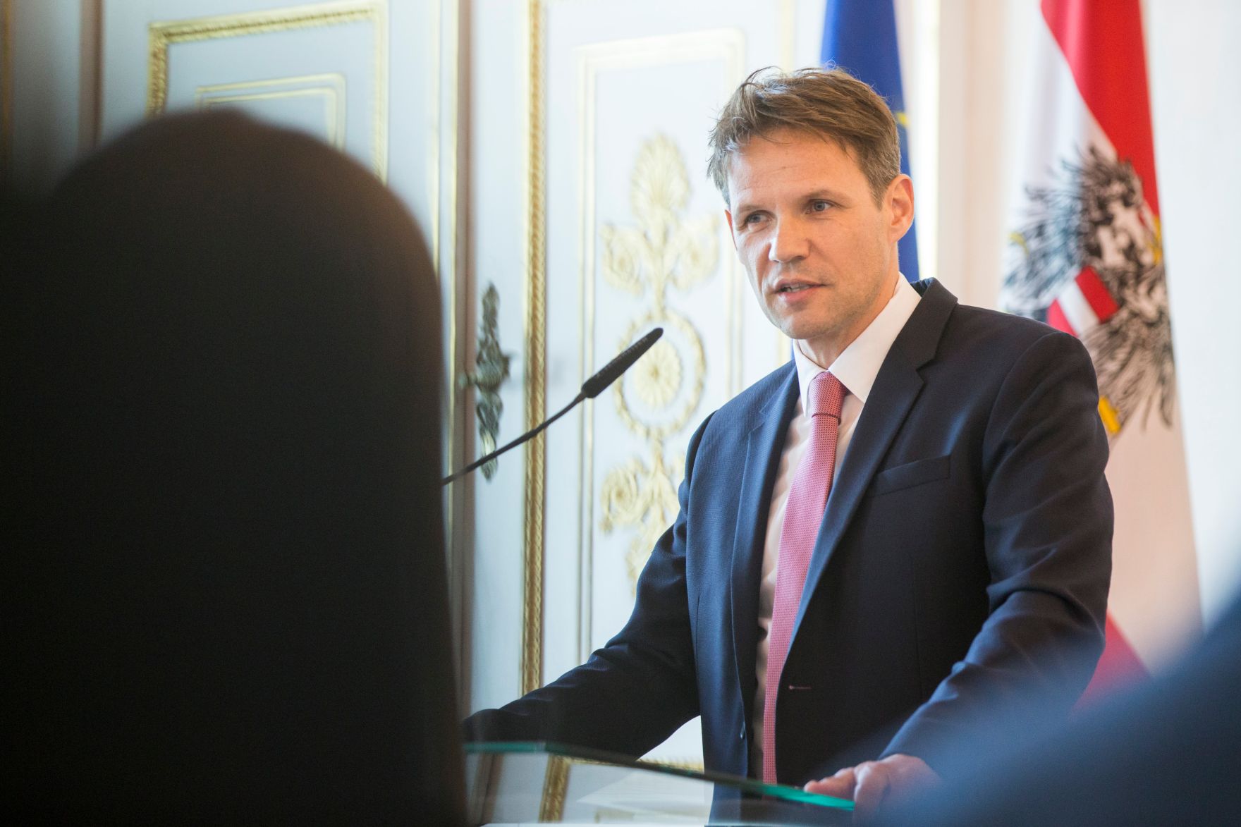 Am 11. Juli 2017 &uuml;berreichte Kanzleramtsminister Thomas Drozda das Gro&szlig;e Silberne Ehrenzeichen mit dem Stern f&uuml;r Verdienste um die Republik &Ouml;sterreich an Sektionschef Gerhard Hesse. Im Bild der Laudator Joachim Preiss.