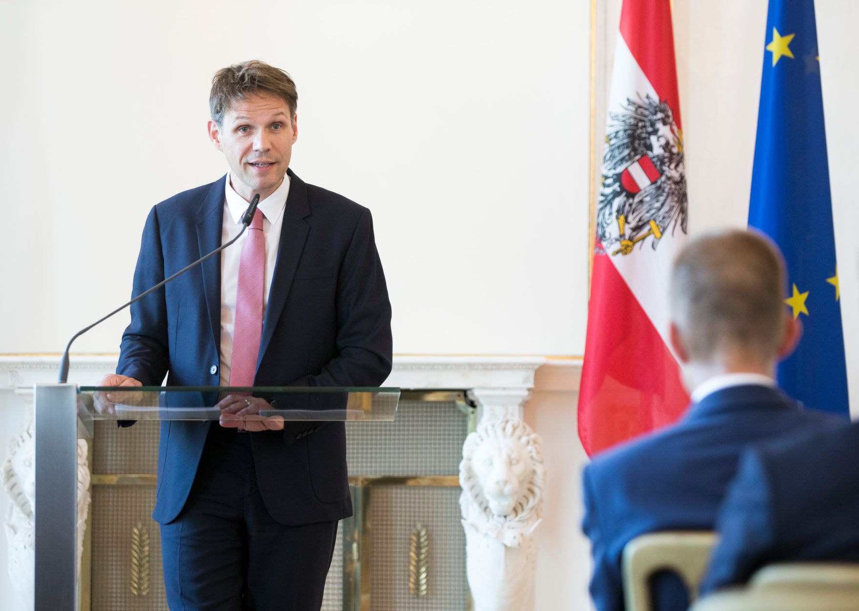 Am 11. Juli 2017 &uuml;berreichte Kanzleramtsminister Thomas Drozda das Gro&szlig;e Silberne Ehrenzeichen mit dem Stern f&uuml;r Verdienste um die Republik &Ouml;sterreich an Sektionschef Gerhard Hesse. Im Bild der Laudator Joachim Preiss.