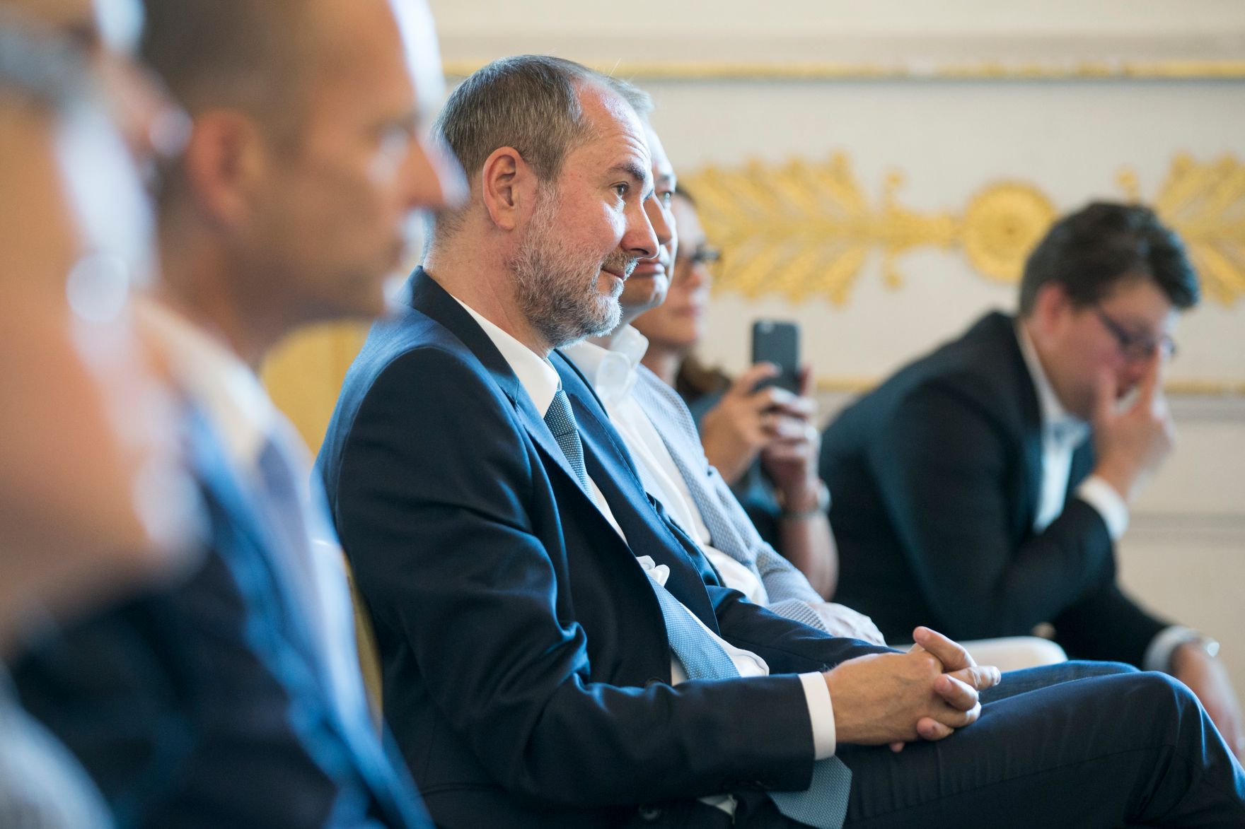 Am 11. Juli 2017 &uuml;berreichte Kanzleramtsminister Thomas Drozda (im Bild) das Gro&szlig;e Silberne Ehrenzeichen mit dem Stern f&uuml;r Verdienste um die Republik &Ouml;sterreich an Sektionschef Gerhard Hesse.