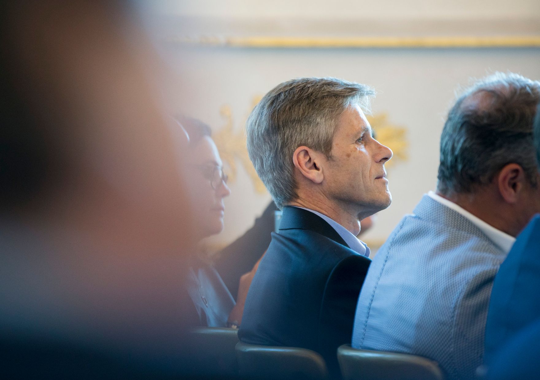 Am 11. Juli 2017 &uuml;berreichte Kanzleramtsminister Thomas Drozda das Gro&szlig;e Silberne Ehrenzeichen mit dem Stern f&uuml;r Verdienste um die Republik &Ouml;sterreich an Sektionschef Gerhard Hesse. Im Bild Josef Ostermayer.